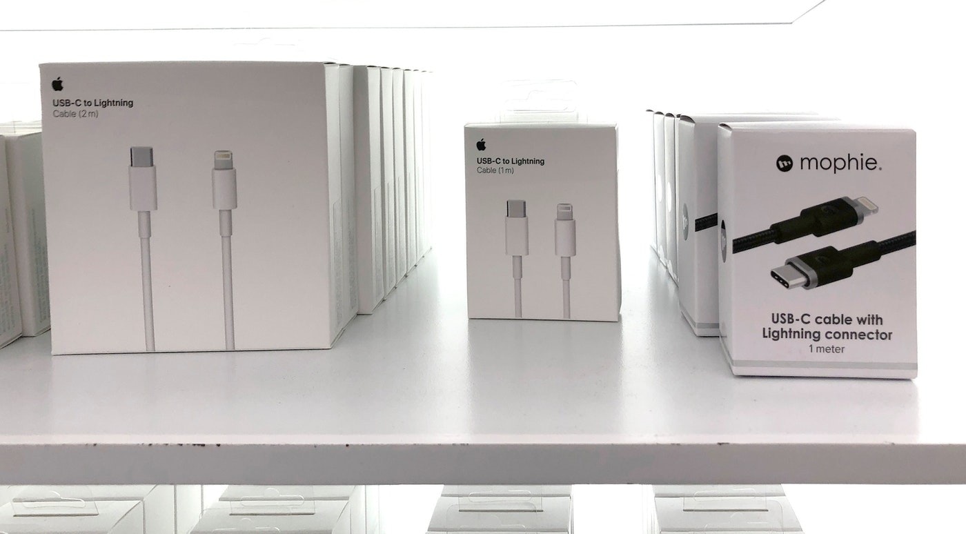 照片中提到了USB-C to Lightning、Cable (2 m)、USB-C to Lightning，跟蘋果公司。有關，包含了電子產品、蘋果、原裝 Apple USB C 型轉閃電充電線、閃電、USB-C