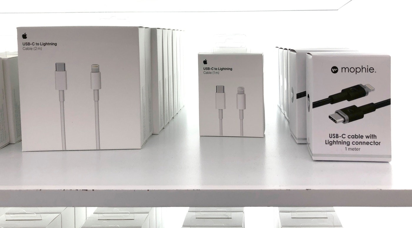 照片中提到了USB-C to Lightning、Cable (2 m)、USB-C to Lightning,跟蘋果公司。有關,包含了電子產品、蘋果、原裝 Apple USB C 型轉閃電充電線、閃電、USB-C