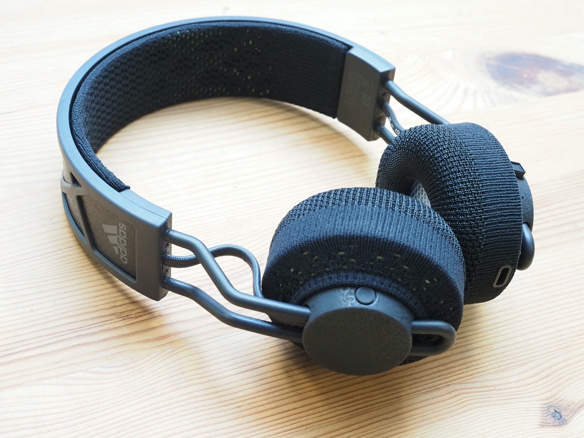 照片中提到了TE、adidas,包含了頭戴式耳機、頭戴式耳機、產品設計、音響器材、耳機