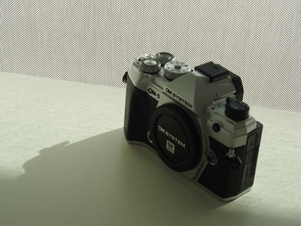 照片中提到了OM-5、OM BYSTEM、OM SYSTEM,包含了鏡頭、單反相機、鏡頭、OM 系統 OM-5、奧林巴斯OM-D E-M5 Mark III