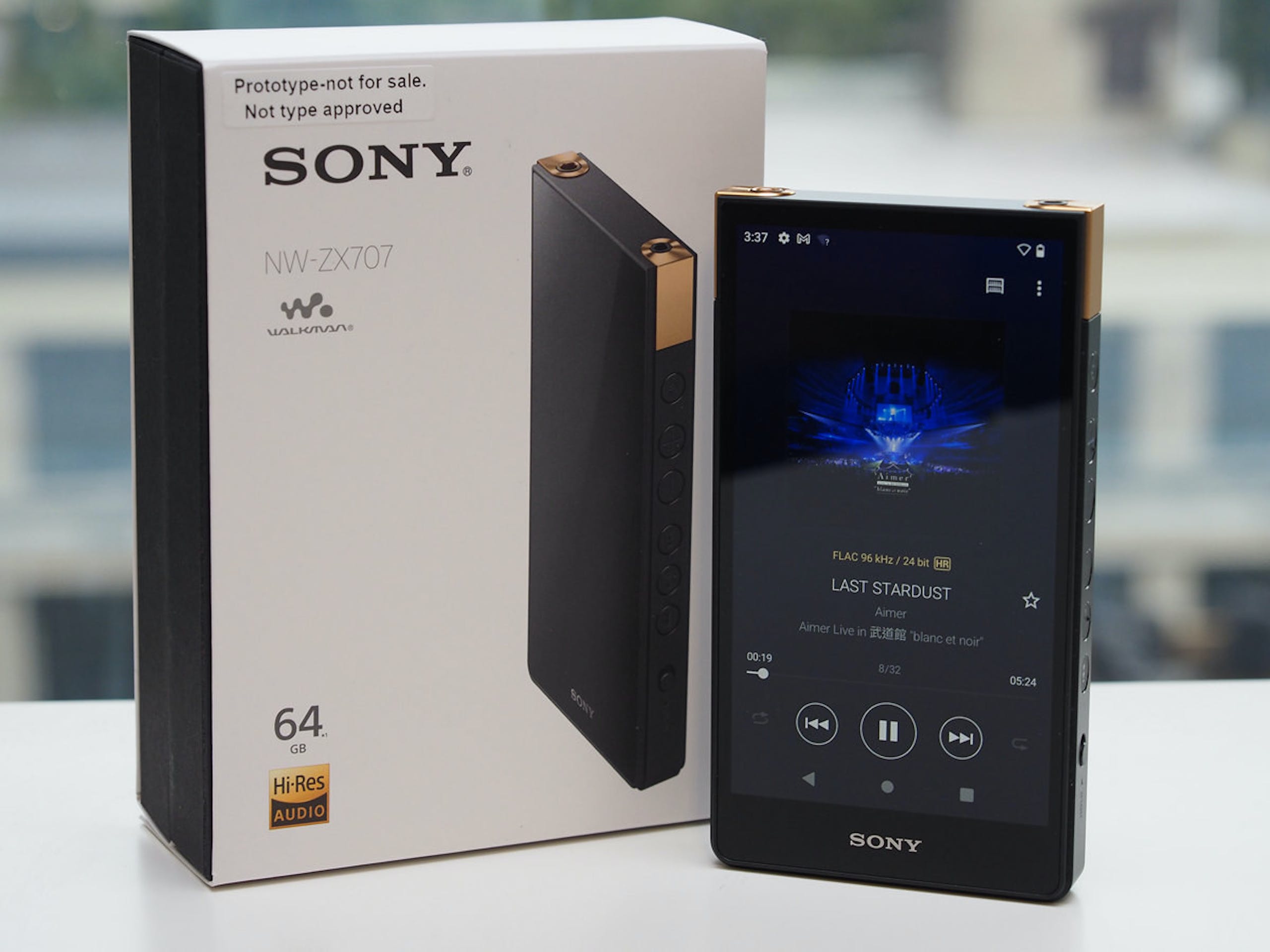 照片中提到了Prototype-not for sale.、Not type approved、SONY，跟了索尼有關，包含了了索尼、索尼 ZX707 隨身聽 ZX 系列、索尼隨身聽 NW-A40 系列、索尼公司