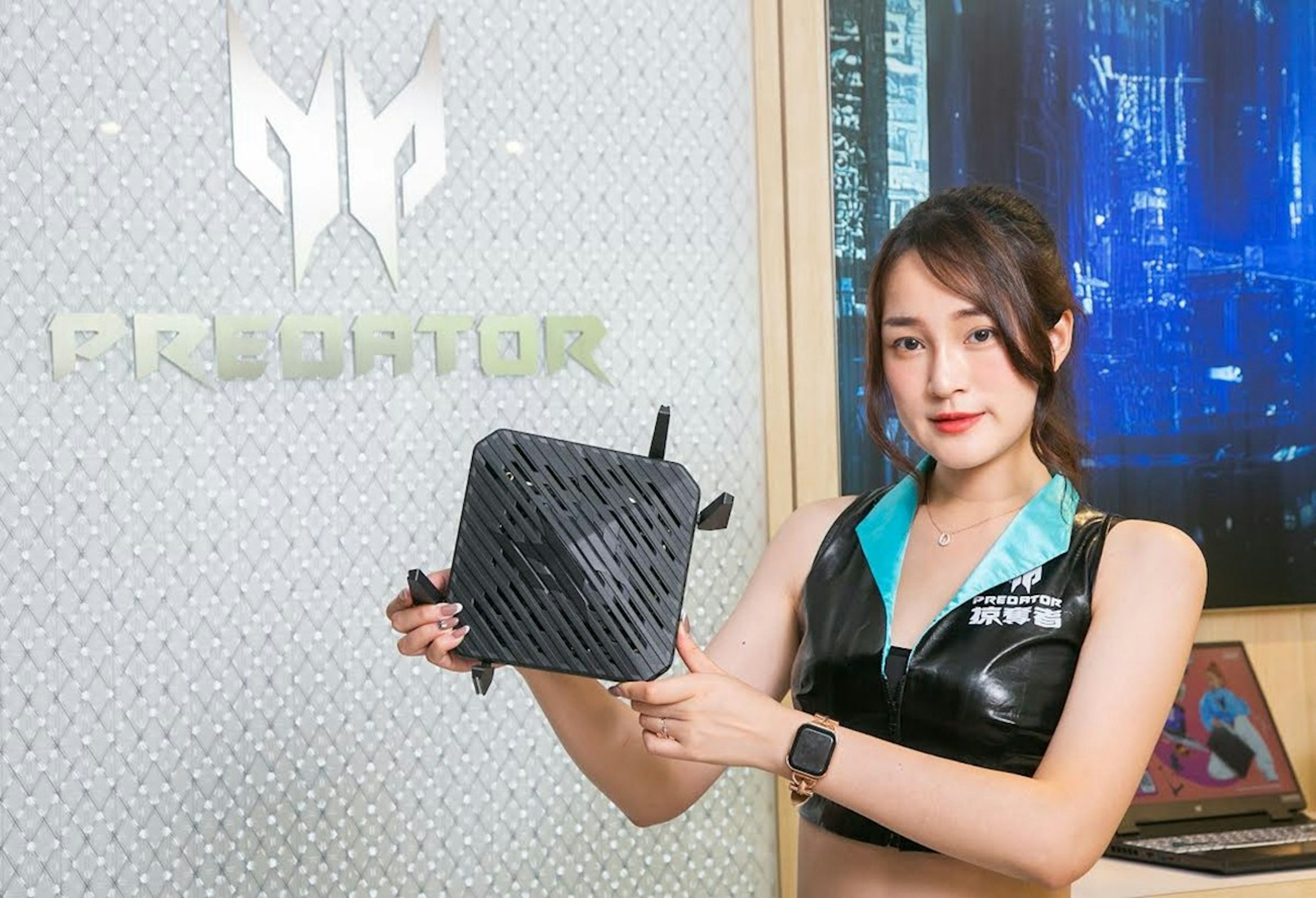 照片中提到了No、BREONTER、PREDATOR，包含了肩、顯示卡、宏cer、宏cer、電腦