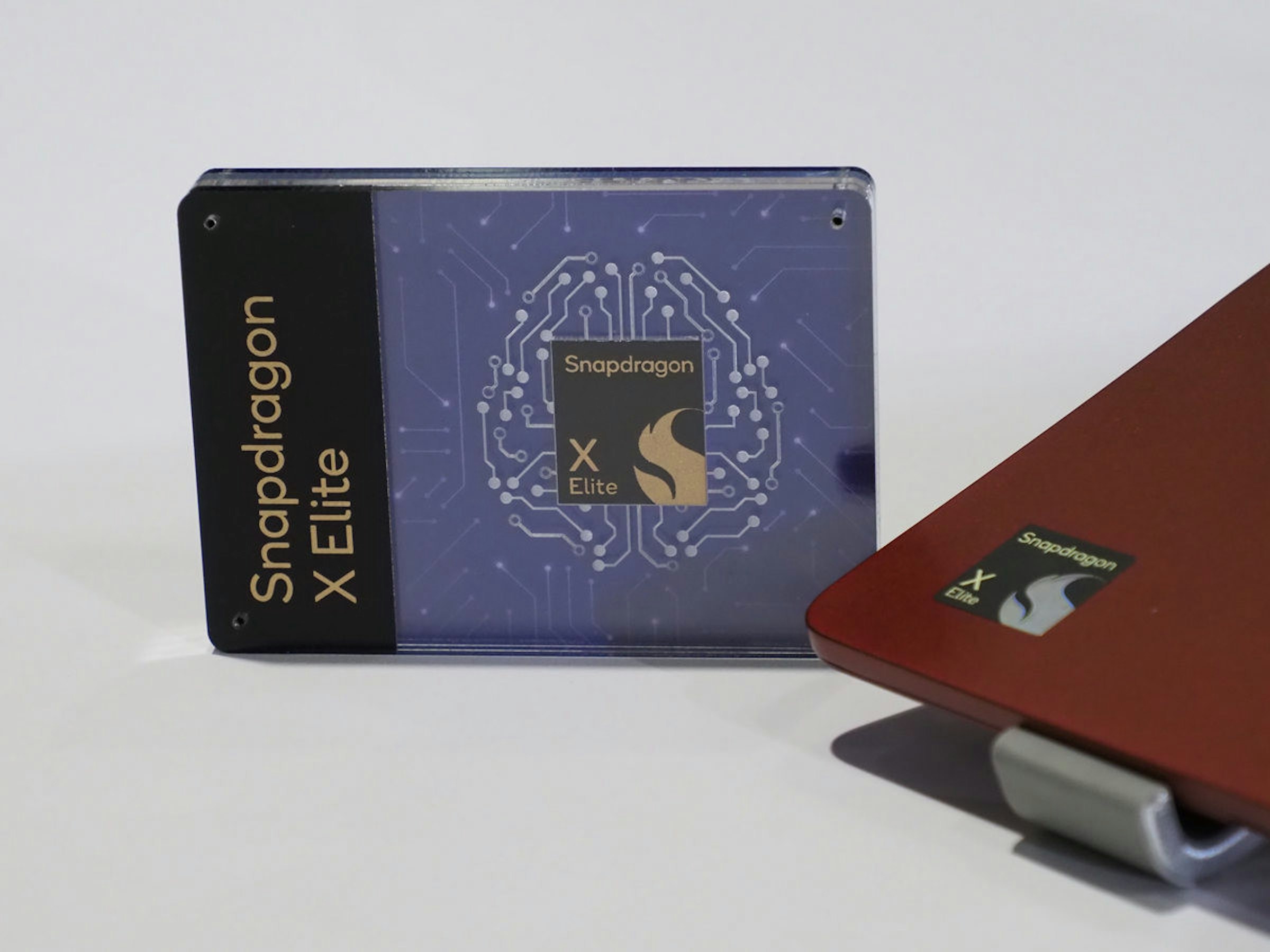 照片中提到了Snapdragon、X Elite、HIST，跟主動有關，包含了產品設計、產品、牌、設計、字形