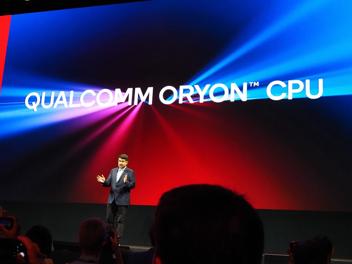 照片中提到了QUALCOMM ORYON™ CPU、E,包含了階段、光、牆紙、顯示裝置、燈光