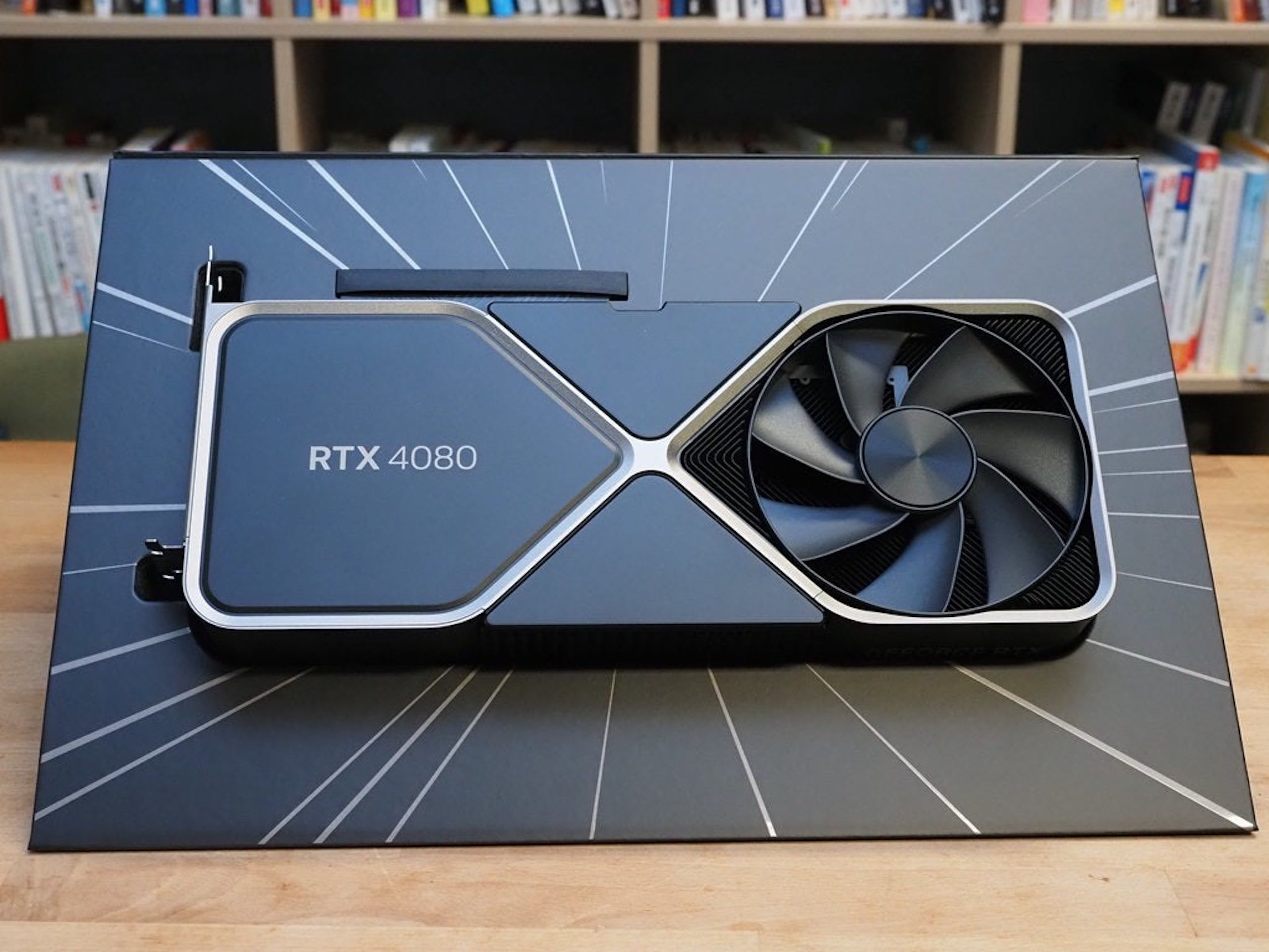 照片中提到了RTX 4080,包含了硬件、英偉達RTX、顯示卡、英偉達、圖形處理單元