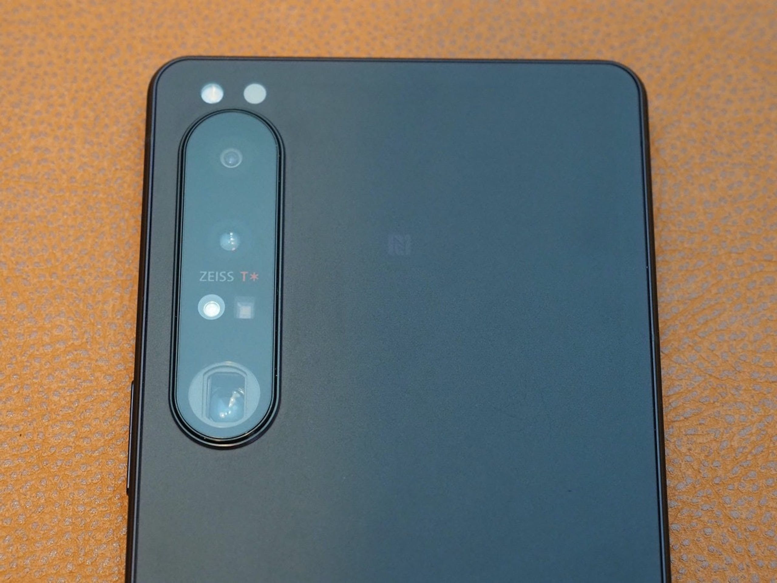 照片中提到了ZEISS T，包含了電子產品、索尼 Xperia 1 IV、了索尼、索尼手機、多媒體