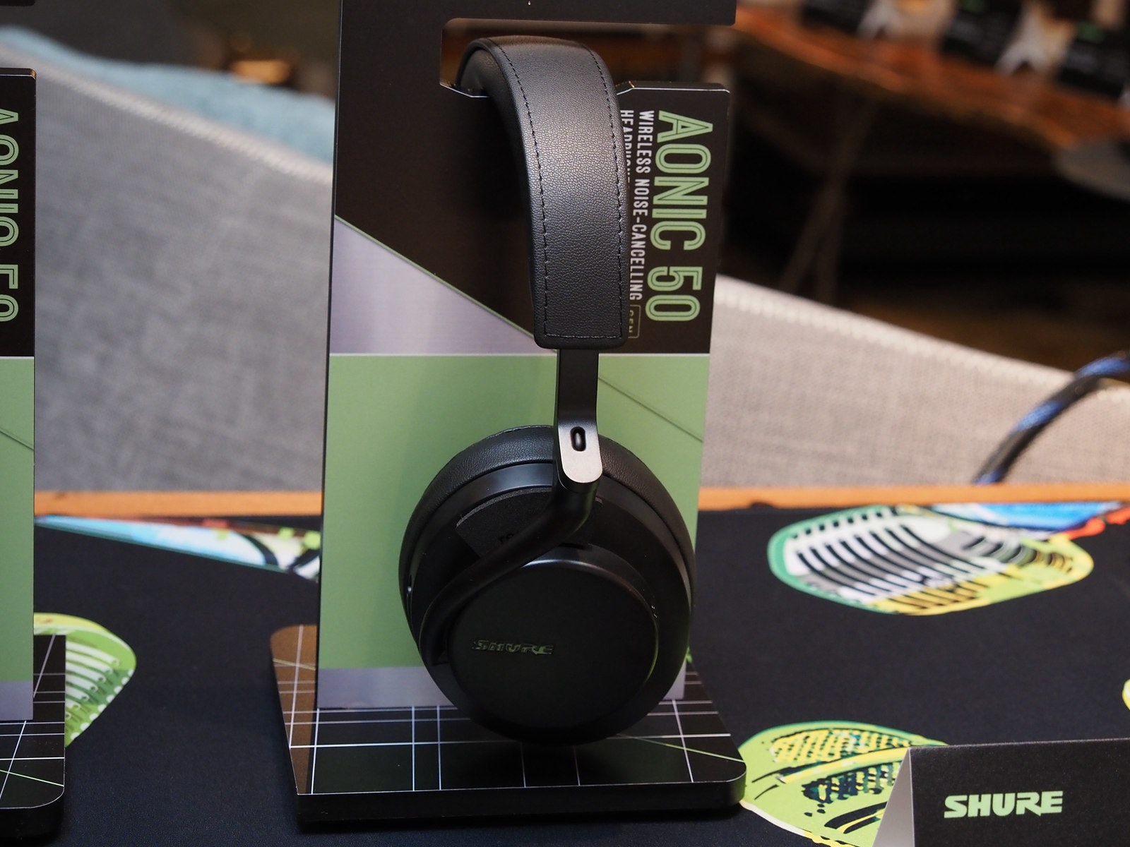 照片中提到了AONIC 50、WIRELESS NOISE-CANCELLING、HEADDI,跟蒙特卡爾姆社區學院有關,包含了舒爾、頭戴式耳機、產品設計、舒爾、電子產品