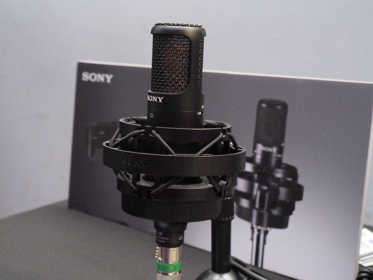 照片中提到了SONY、SONY、O,跟索尼手機有關,包含了麥克風、麥克風、產品設計、設計、音響器材
