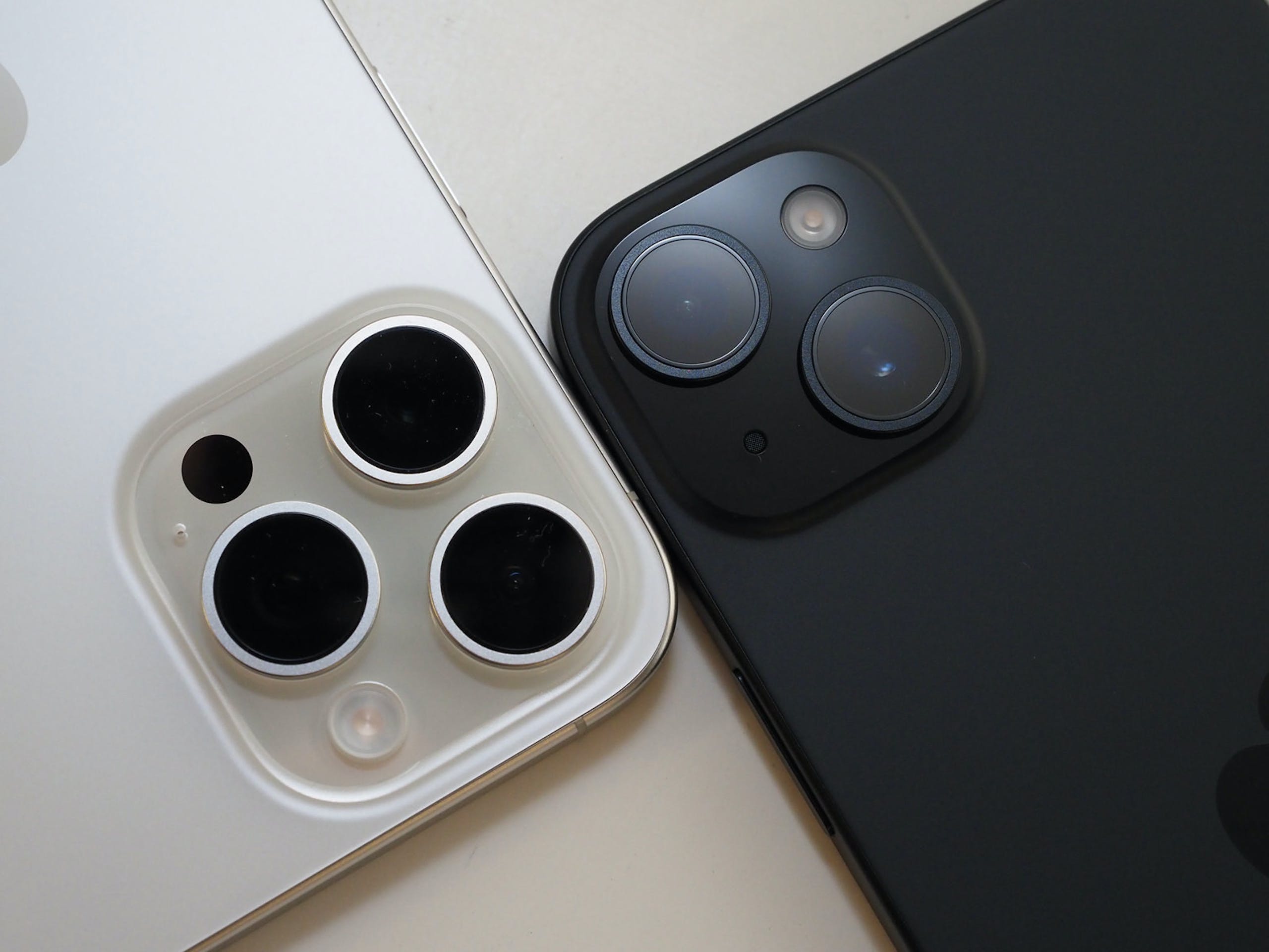 照片中包含了遊戲控制器、iPhone 15 專業版、蘋果、蘋果、酷3c
