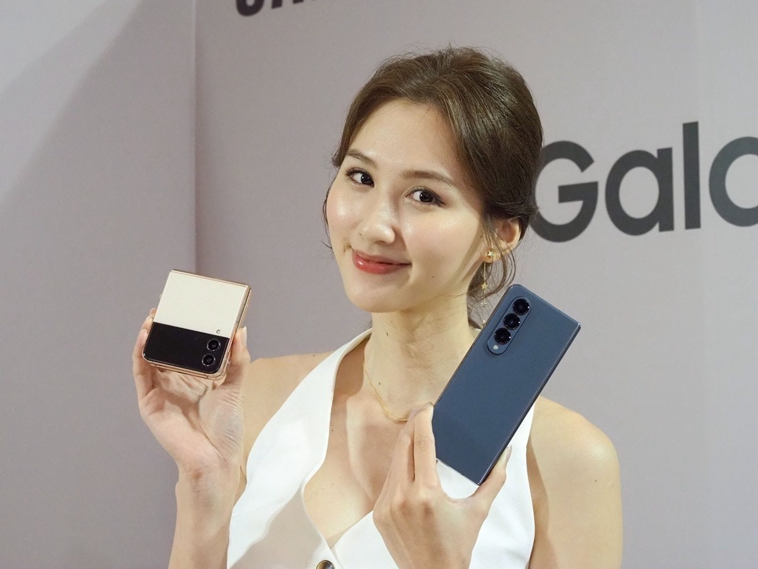 照片中提到了Gald,包含了美女、三星 Galaxy Z 折疊 4、三星、三星 Galaxy Z Flip 4、三星Galaxy S系列