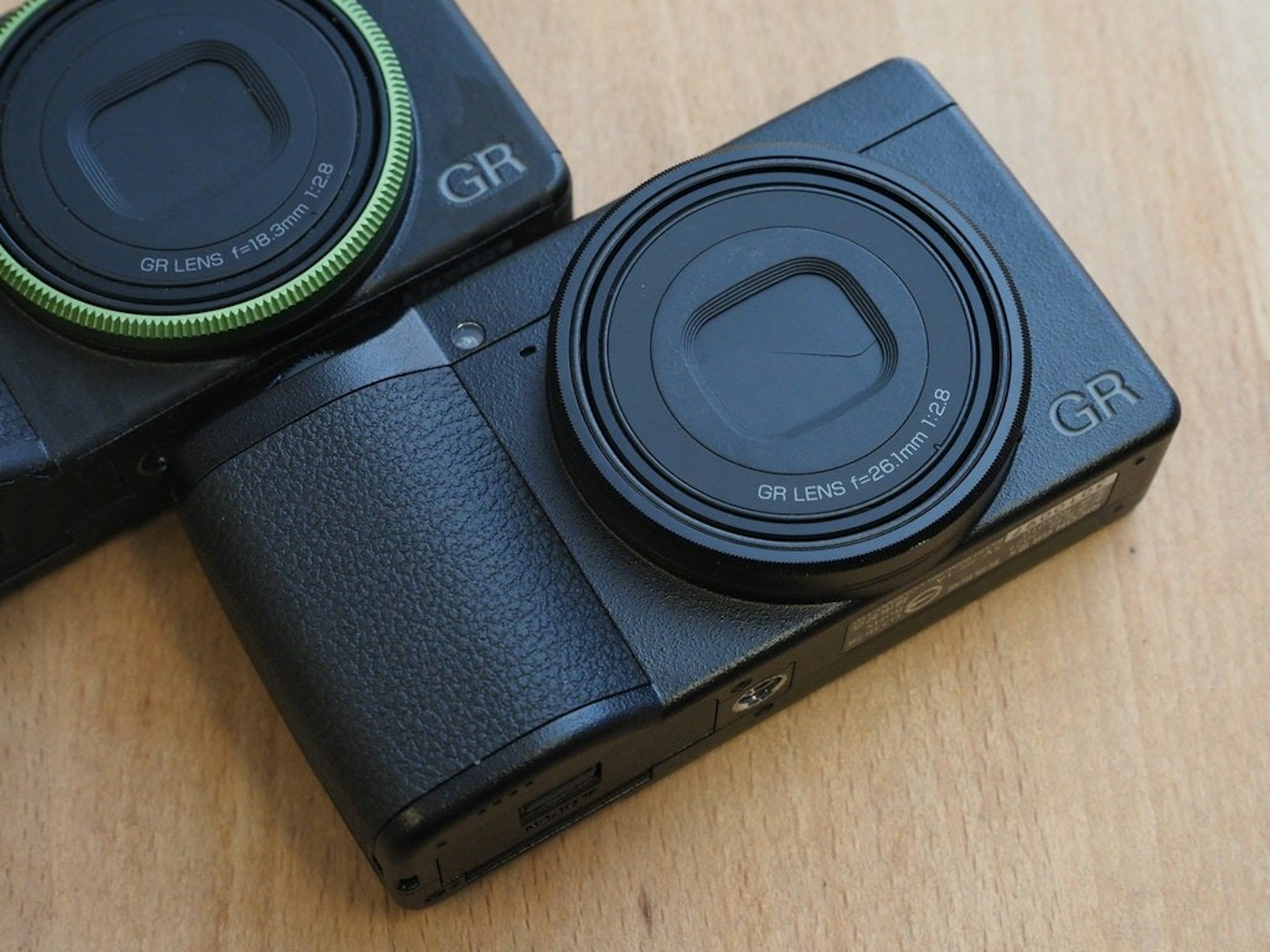照片中提到了GR LENS f=18.3mm、1:2.8、GR，包含了鏡頭、單反相機、鏡頭、理光GR IIIx、單反相機