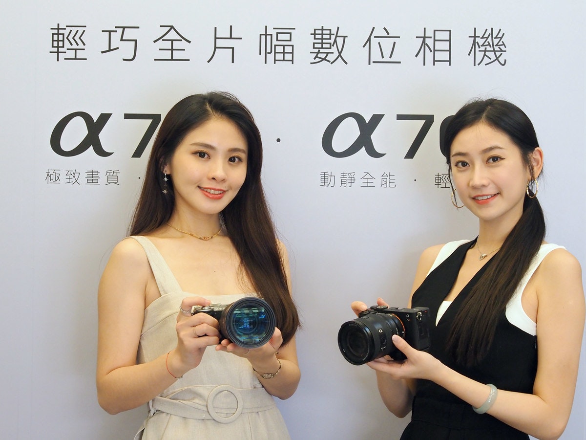 照片中提到了輕巧全片幅數位相機、075 X71、動靜全能 · 輕,包含了下一個5、索尼NEX-5、產品、美女、索尼阿爾法NEX