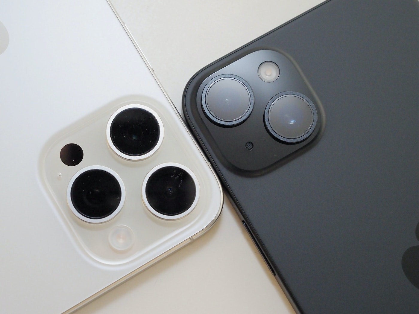 照片中包含了遊戲控制器、iPhone 15、iPhone 15 專業版、蘋果、蘋果