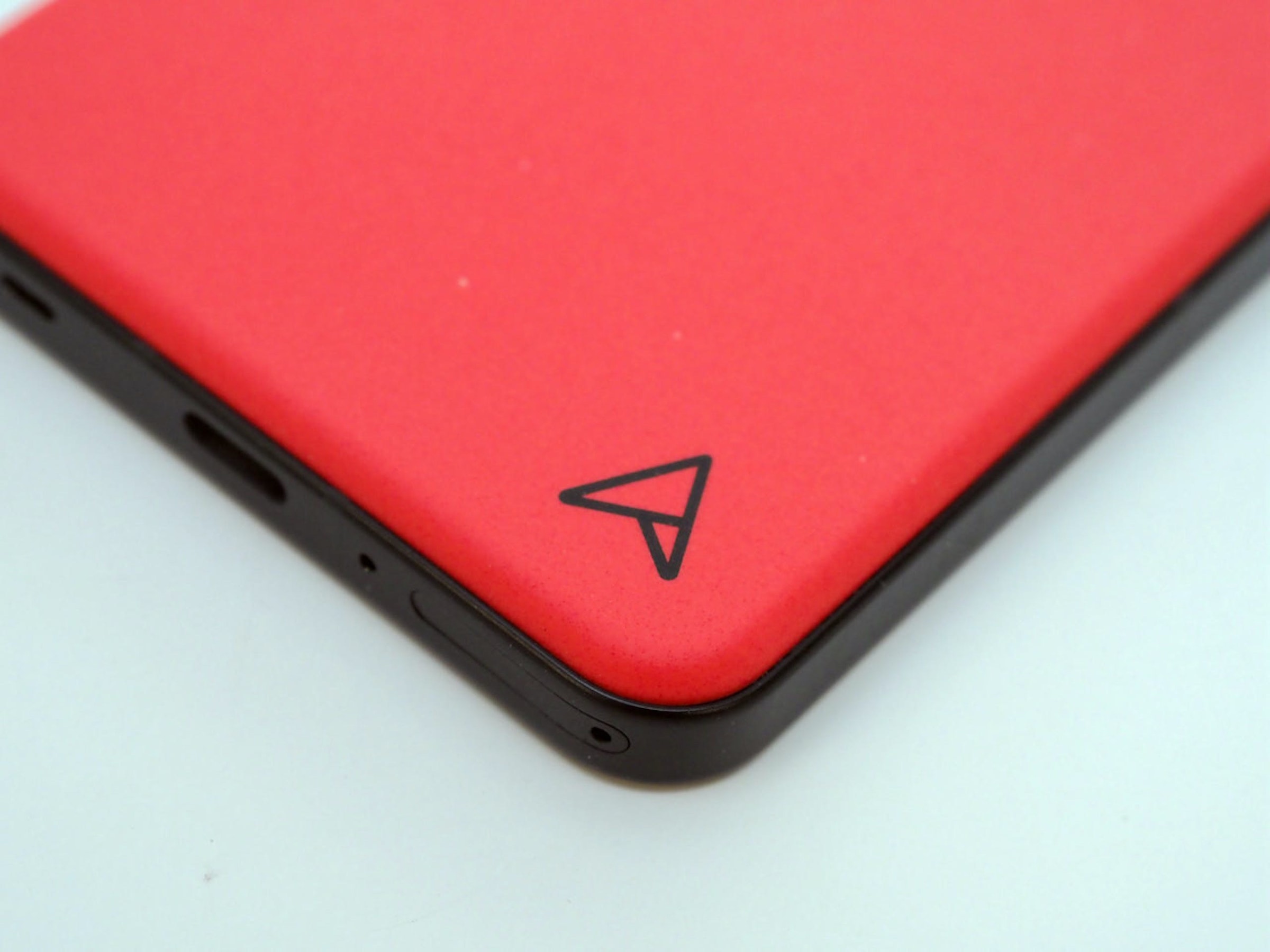 照片中提到了A,跟澳大利亞航空有關,包含了手機、華碩ZenFone、手機、華碩ZenFone 10、便攜式通訊設備