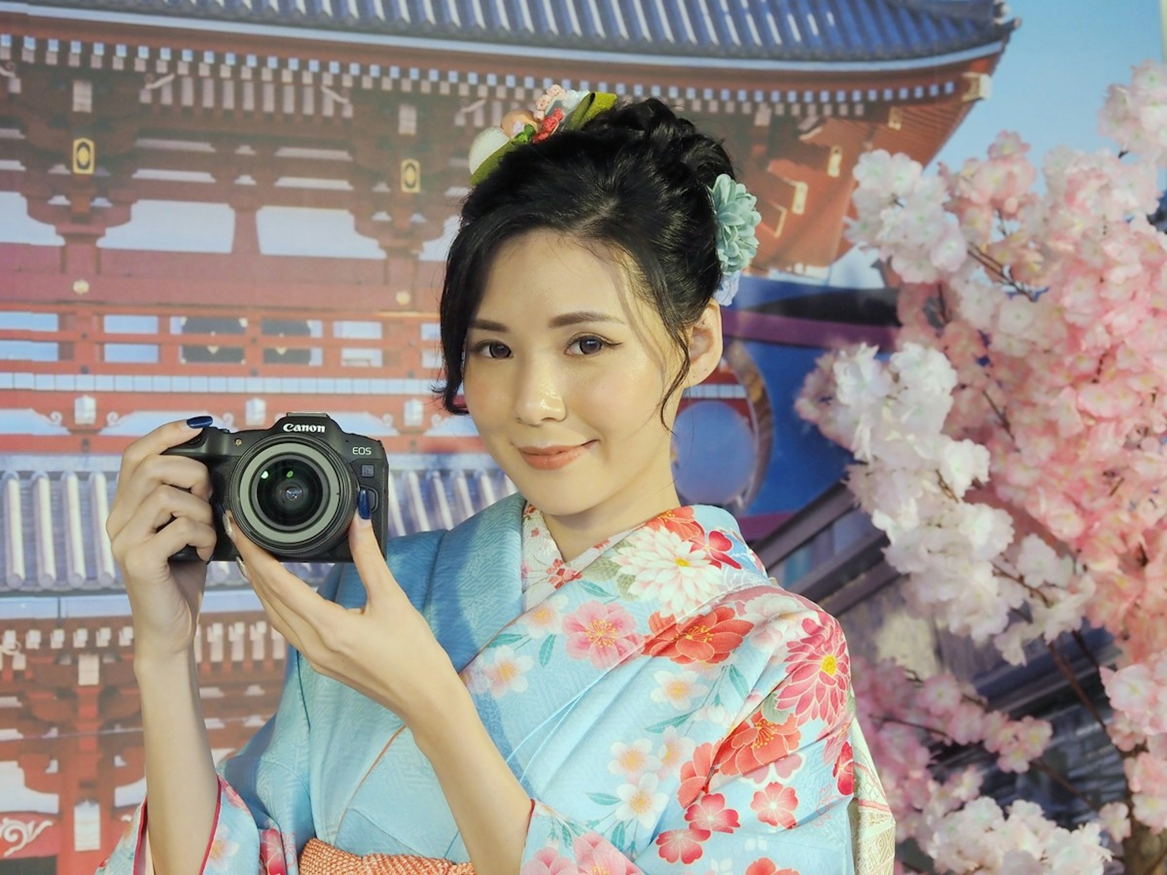 照片中提到了MIK、Canon、EOS，包含了法藏門、法藏門、髮型、美女、微笑