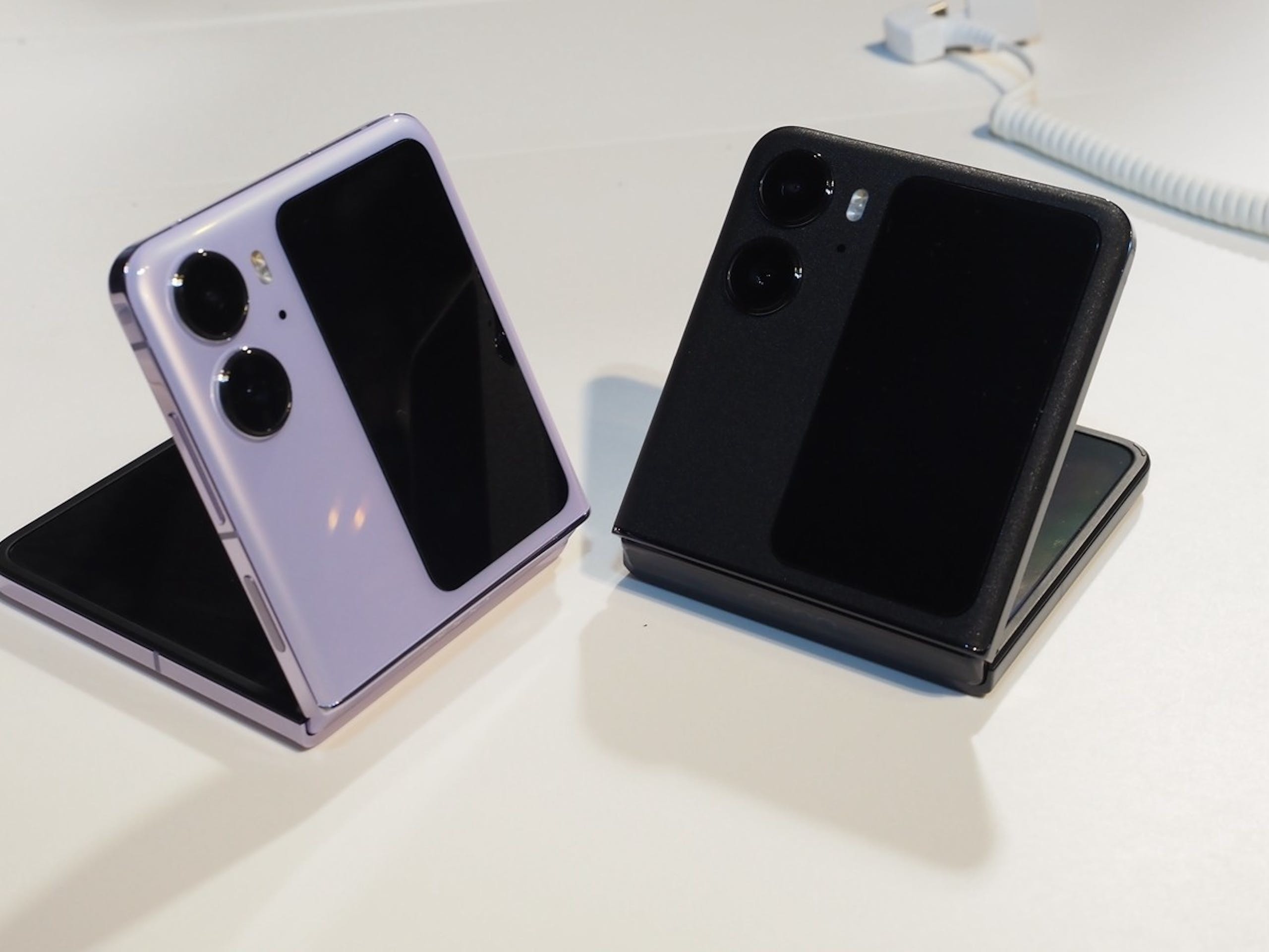 照片中包含了電子產品、三星Galaxy Z系列、可折疊智能手機、三星、電子產品