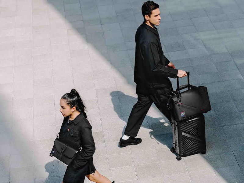 華碩 ROG SLASH 推出 20 吋登機箱、旅行袋與經典單肩包 2.0 等潮流配件