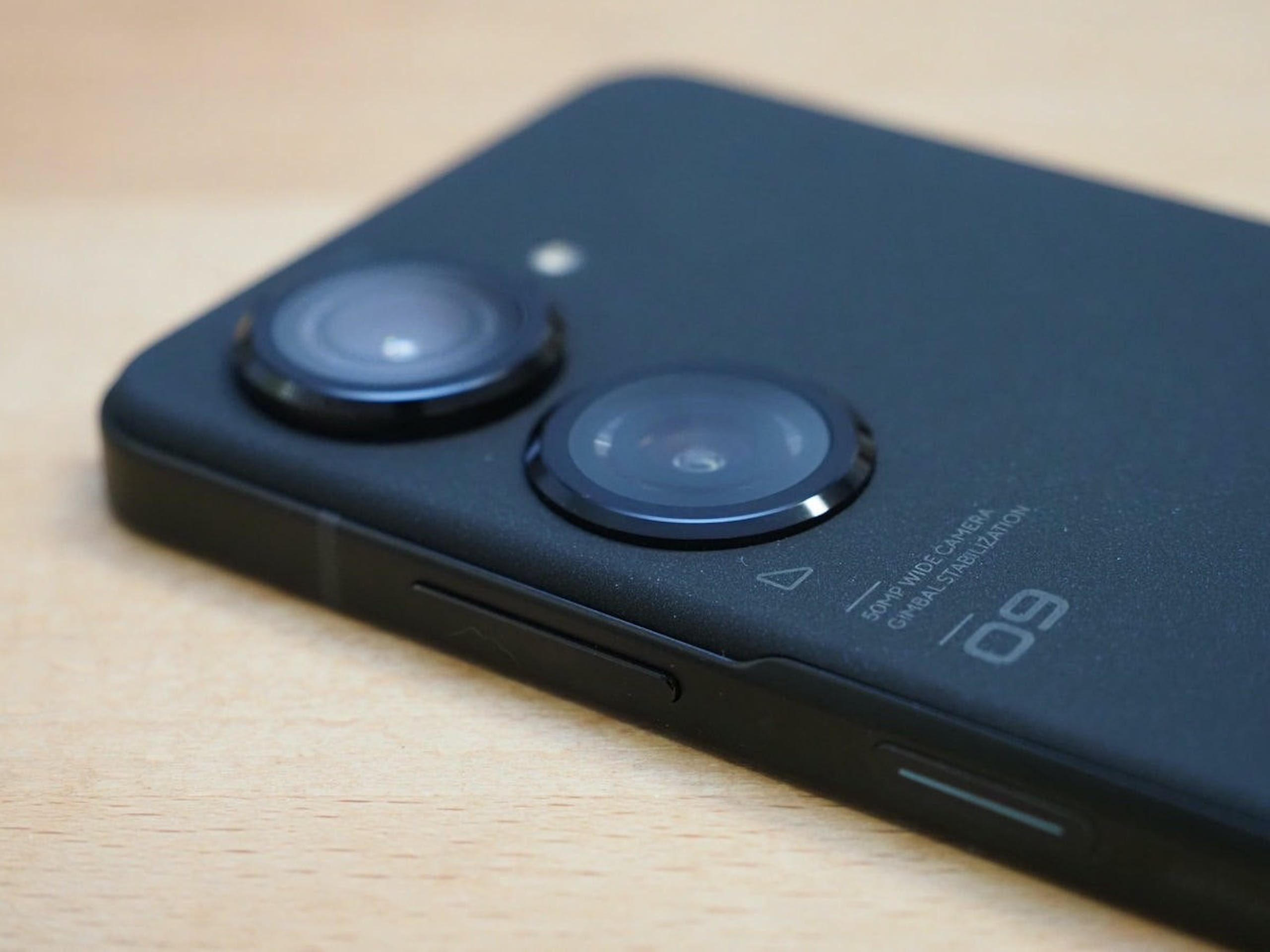 照片中提到了کے、WIDE、50MP,跟蘋果手機有關,包含了電子產品、華碩zenfone 9、電子產品、安卓系統、華碩