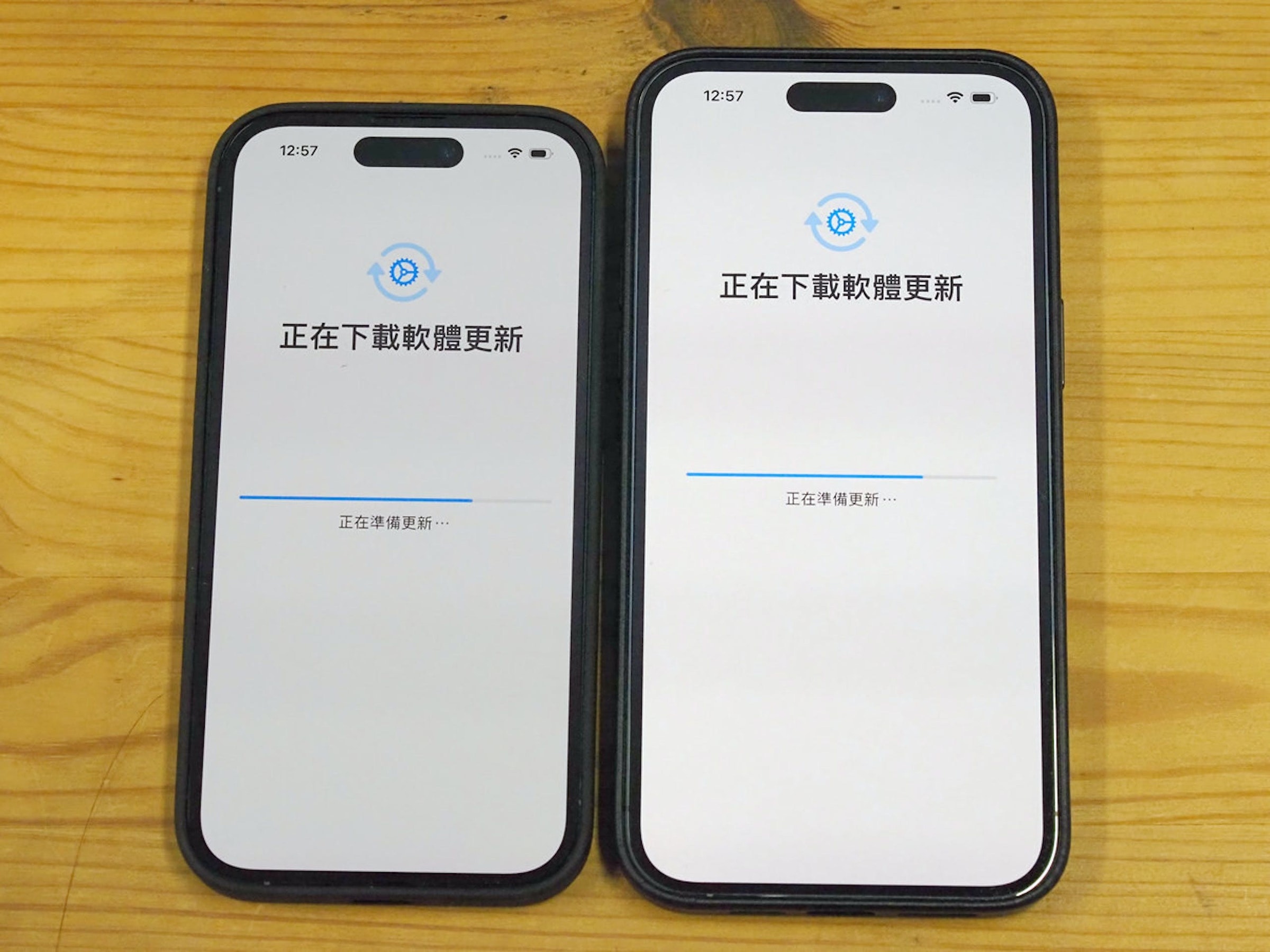 照片中提到了12:57、-、正在下載軟體更新,包含了手機、手機、蘋果、iPhone 14、蘋果 iPhone 14 Pro Max