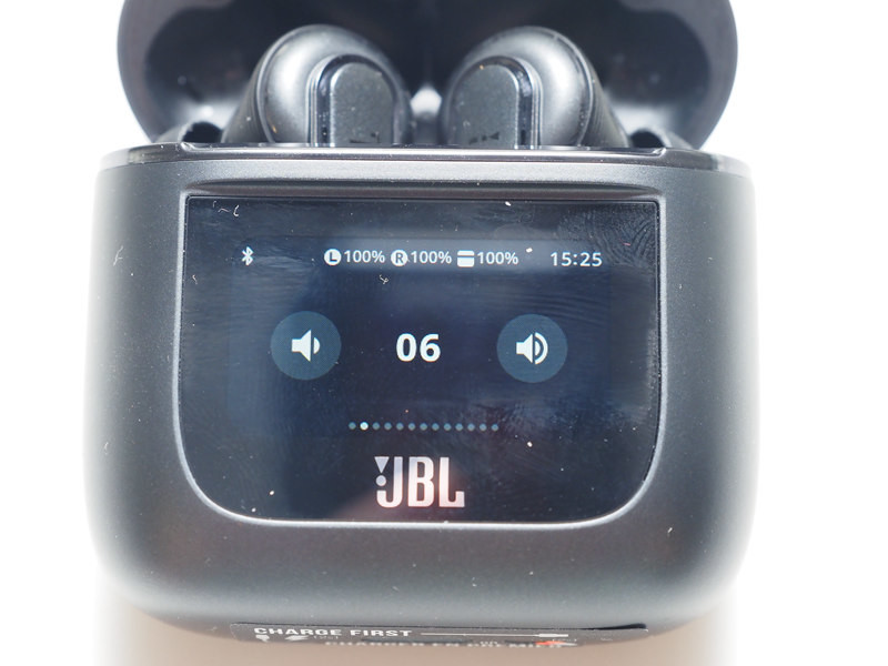 JBL TOUR PRO 2 真無線耳機評測，充電盒自帶全功能觸控螢幕、免