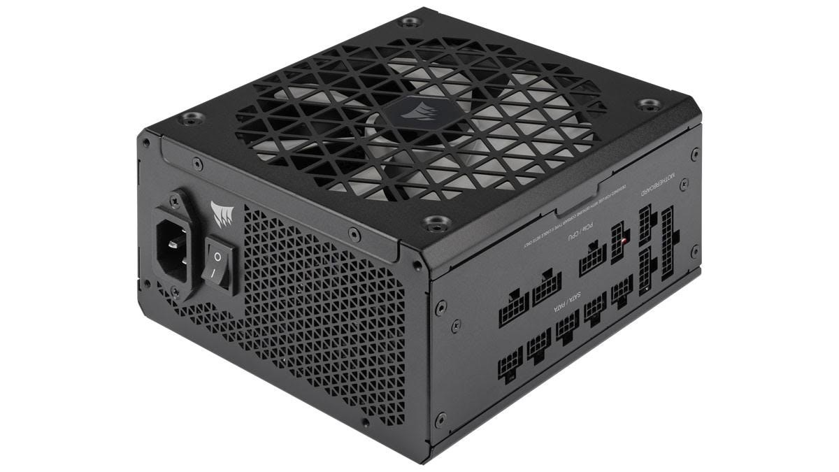 照片中提到了SAAS、MOTHERSHARD PCW/CP/、O,跟雷諾卡車有關,包含了海盜船換擋電源、供電單元、電腦機箱、海盜、海盜船 RM750x