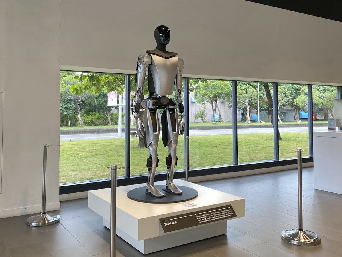 照片中提到了Tesla Bot、-,包含了雕像、博物館、魯汶、雕像