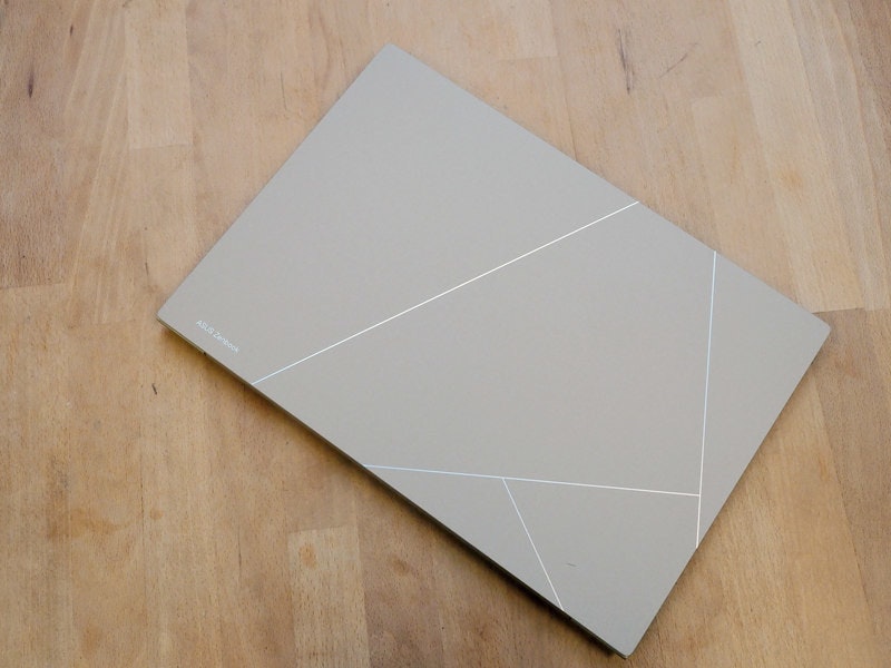 照片中提到了ASUS Zenbook,跟老政治家有關,包含了地板、地板、/ m / 083vt、木、產品設計