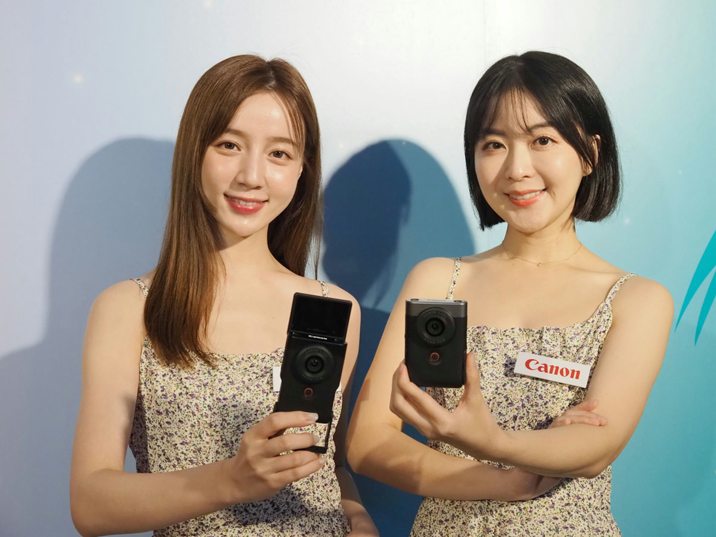 照片中提到了Canon，包含了美女、皮膚、自拍、電子產品、電子機器