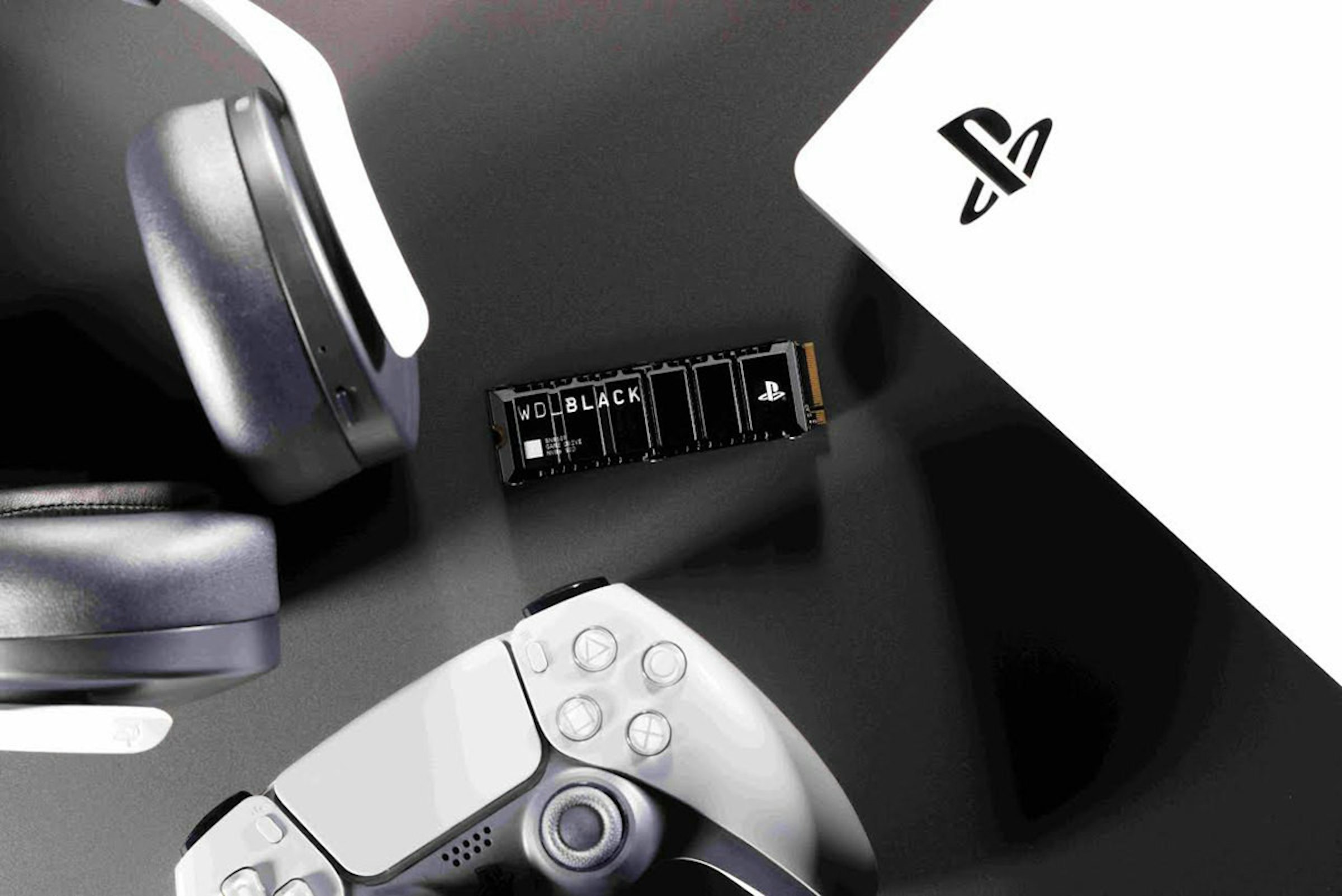 照片中提到了.....、.....、WD BLACK，包含了電子產品、的PlayStation 5、適用於 PS5 1TB 的 WD Black SN850P NVMe SSD、西部數據、固態硬盤