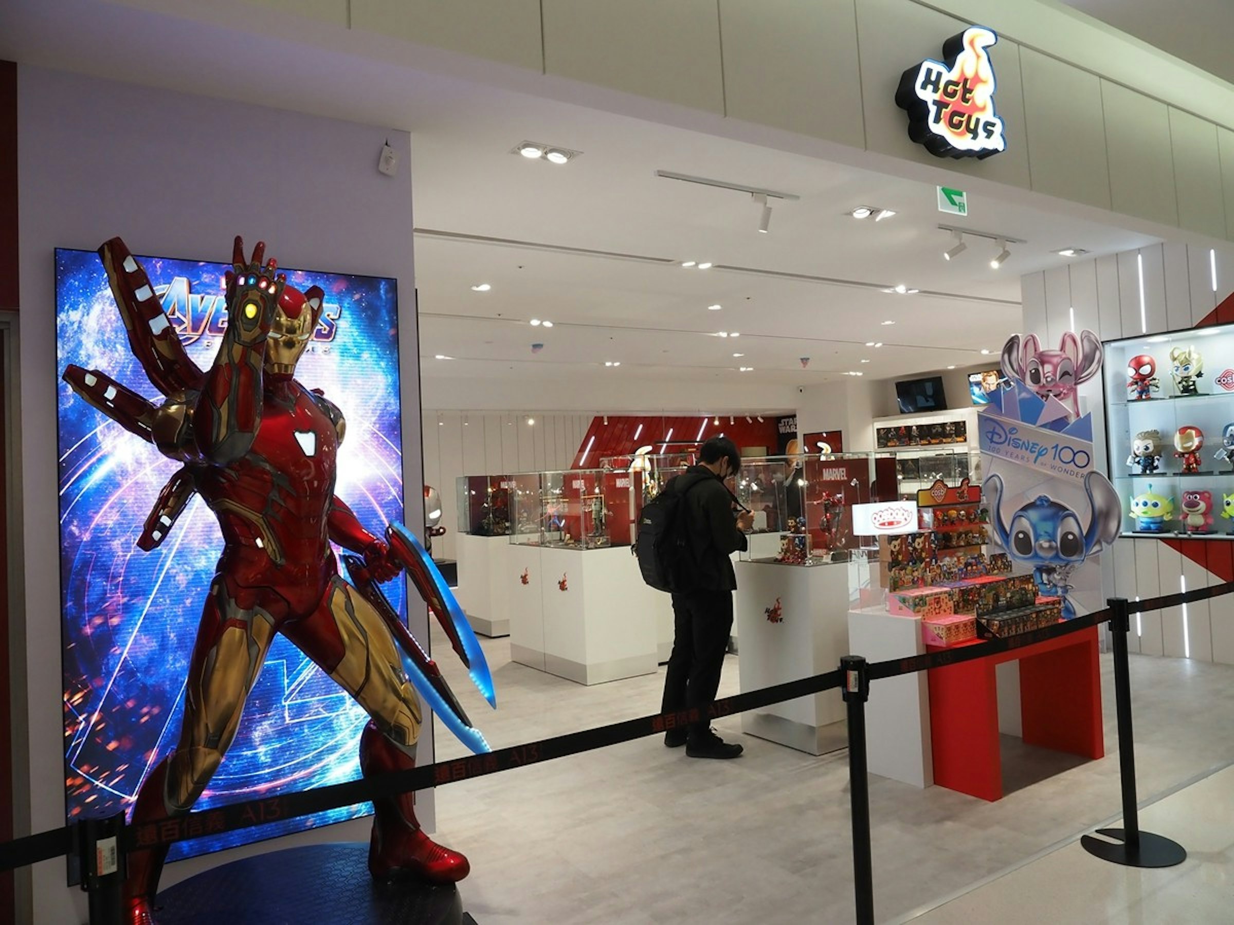 照片中提到了MARVEL、combok、Hot，跟華特迪士尼世界、熱門玩具有關，包含了購物中心、室內設計、設計、購物中心、展覽