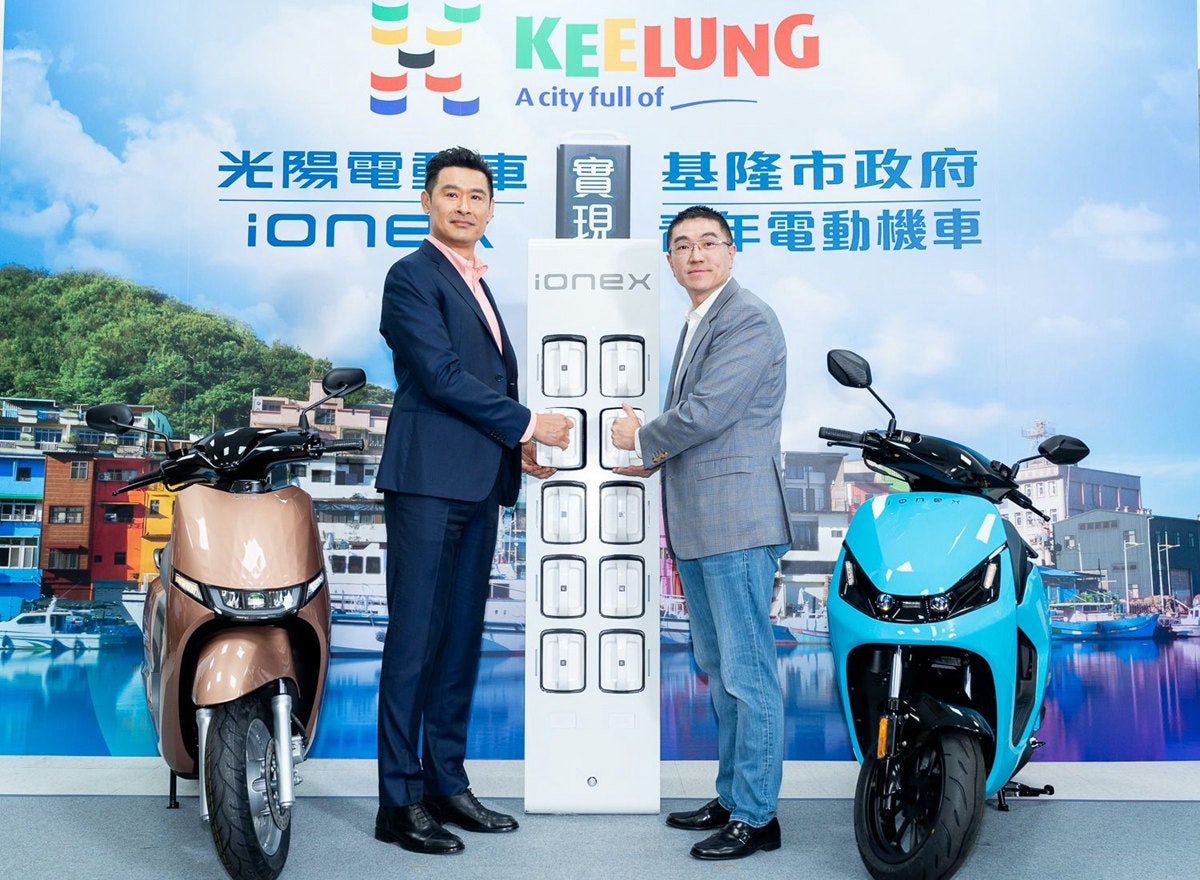照片中提到了- KE LUNG、A city full of、光陽電車賣 基隆市政府,包含了汽車、小米平板5、小米、小米、移動電話