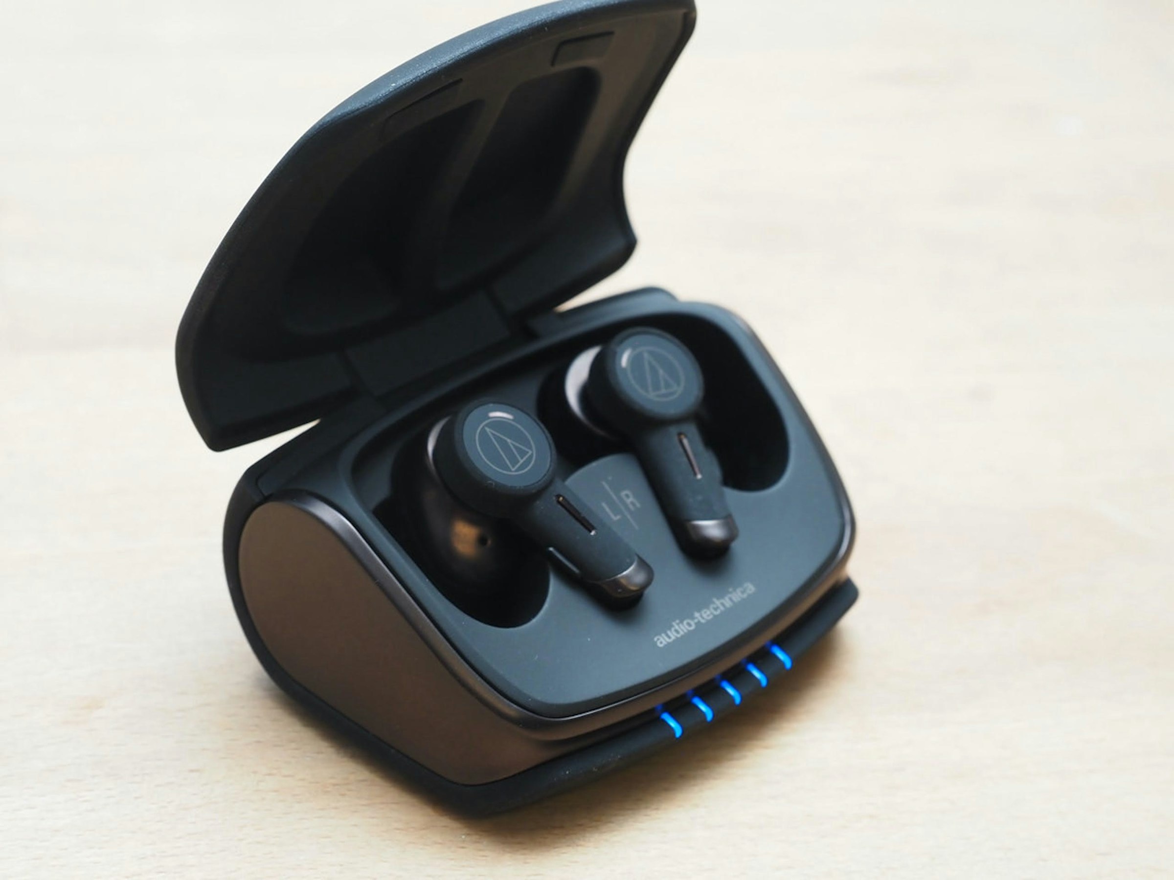 照片中提到了R、audio-technica、3333，包含了硬件、Audio-Technica ATH-TWX9 無線入耳式耳機、Audio-Technica ATH-DSR5BT 無線入耳式耳機、音頻技術、藍牙