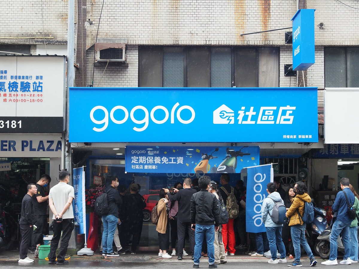 照片中提到了指導、委託 群偉車業商行 辦理、氣檢驗站,跟五郎郎、索奈有關,包含了街、零售、街、購物、都市區