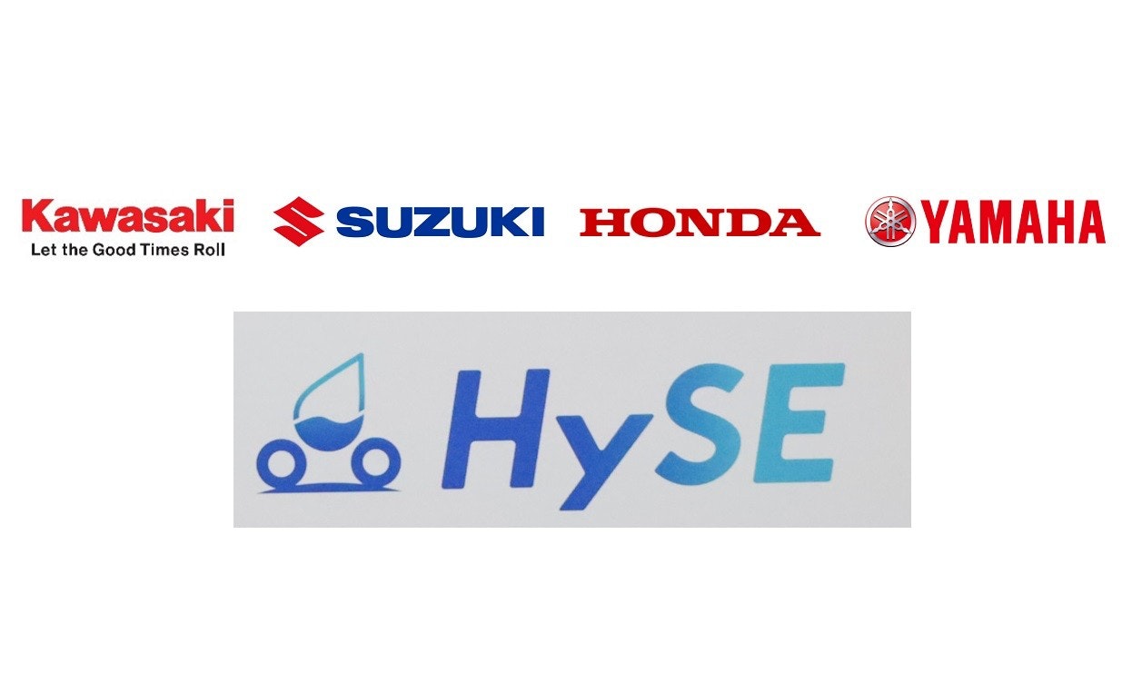 照片中提到了Kawasaki、Let the Good Times Roll、SUZUKI HONDA，跟雅馬哈汽車公司、鈴木馬魯蒂有關，包含了鈴木、產品、商標、文本、圖形