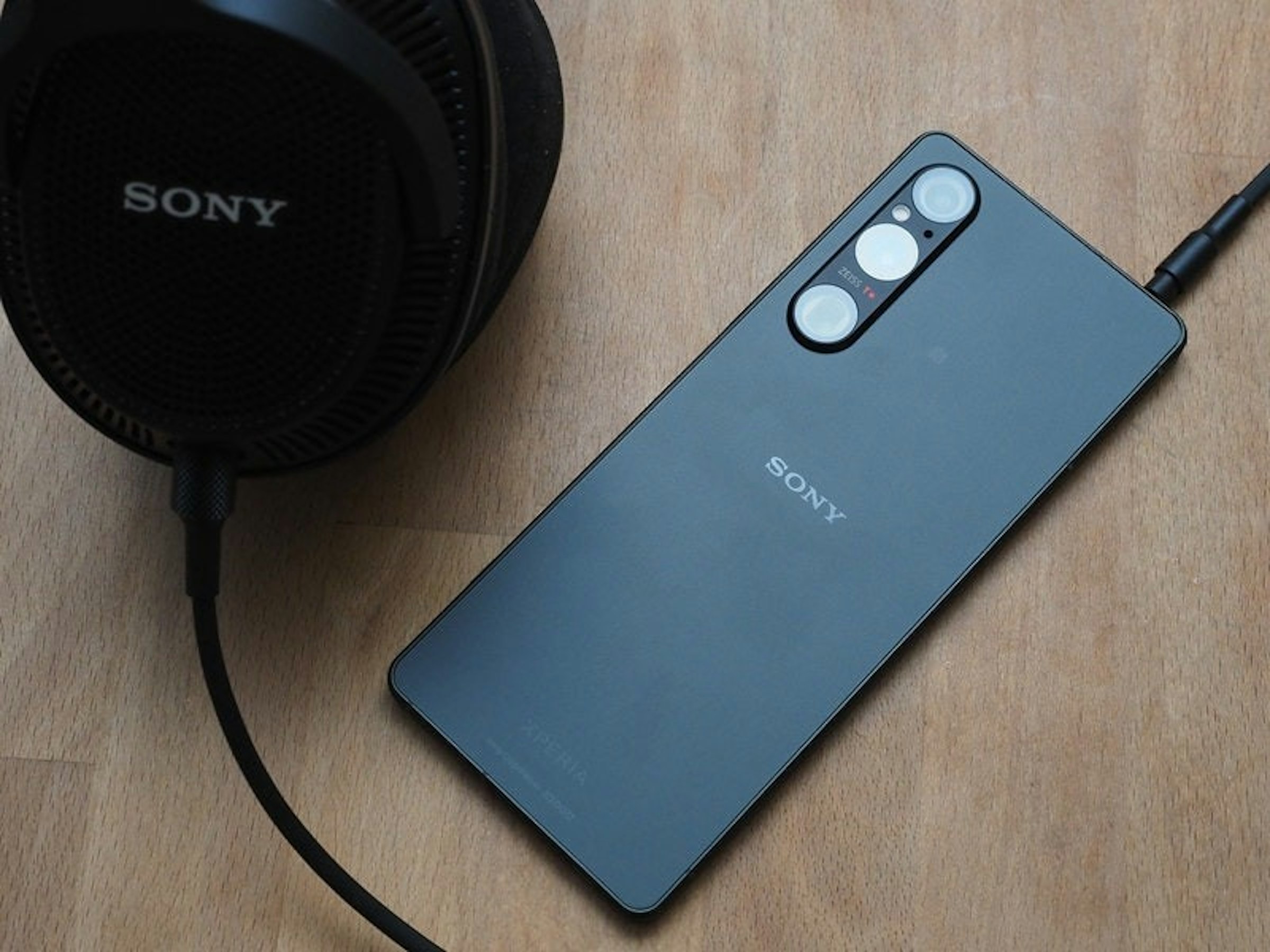 照片中提到了SONY、ZEISS T、SONY，跟了索尼、了索尼有關，包含了小工具、索尼Xperia 1、索尼Xperia 8、索尼Xperia 1 II、索尼Xperia V