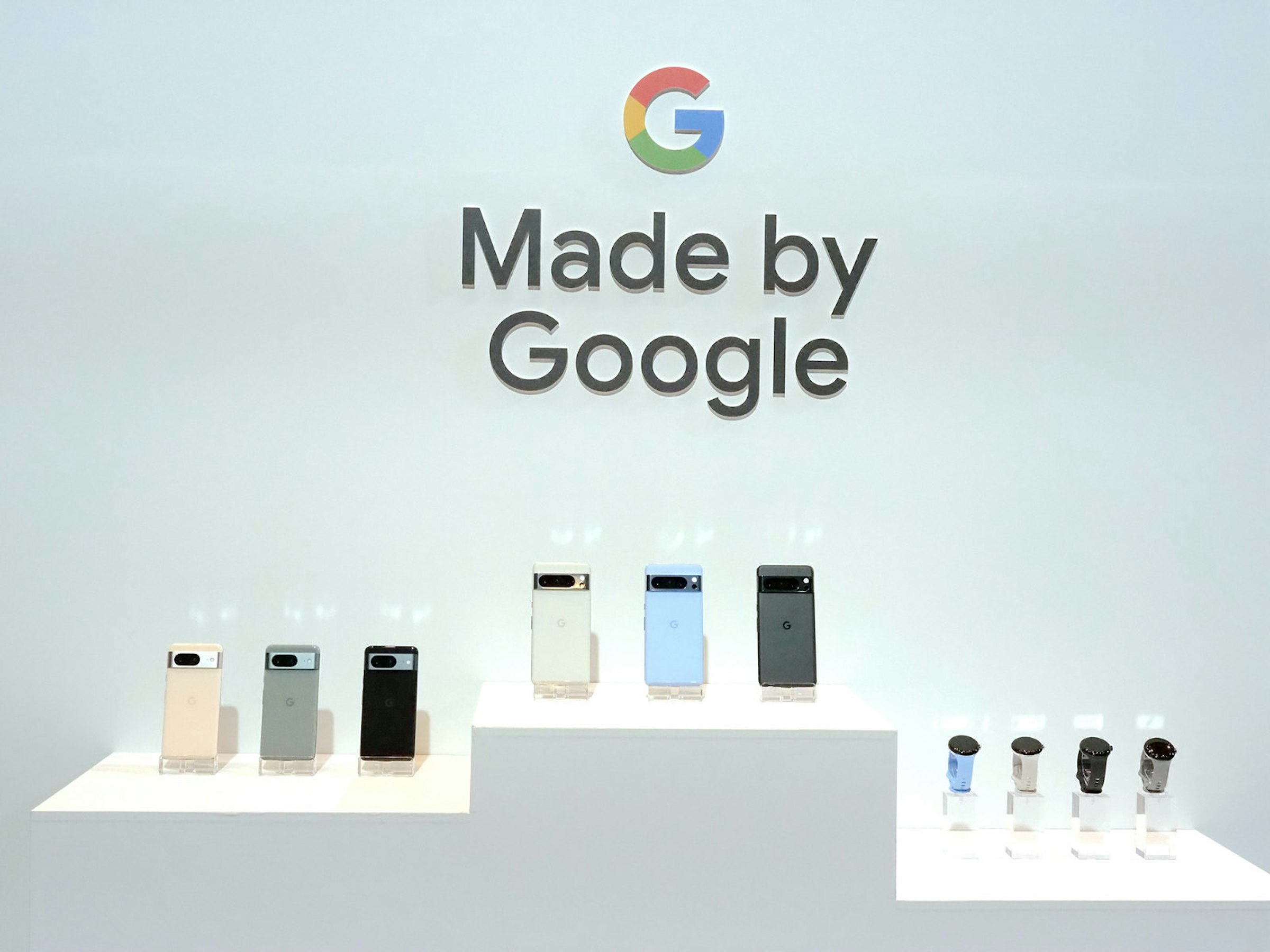照片中提到了G、Made by、Google，跟谷歌、Google WiFi有關，包含了水、像素手錶、水、Google Pixel
