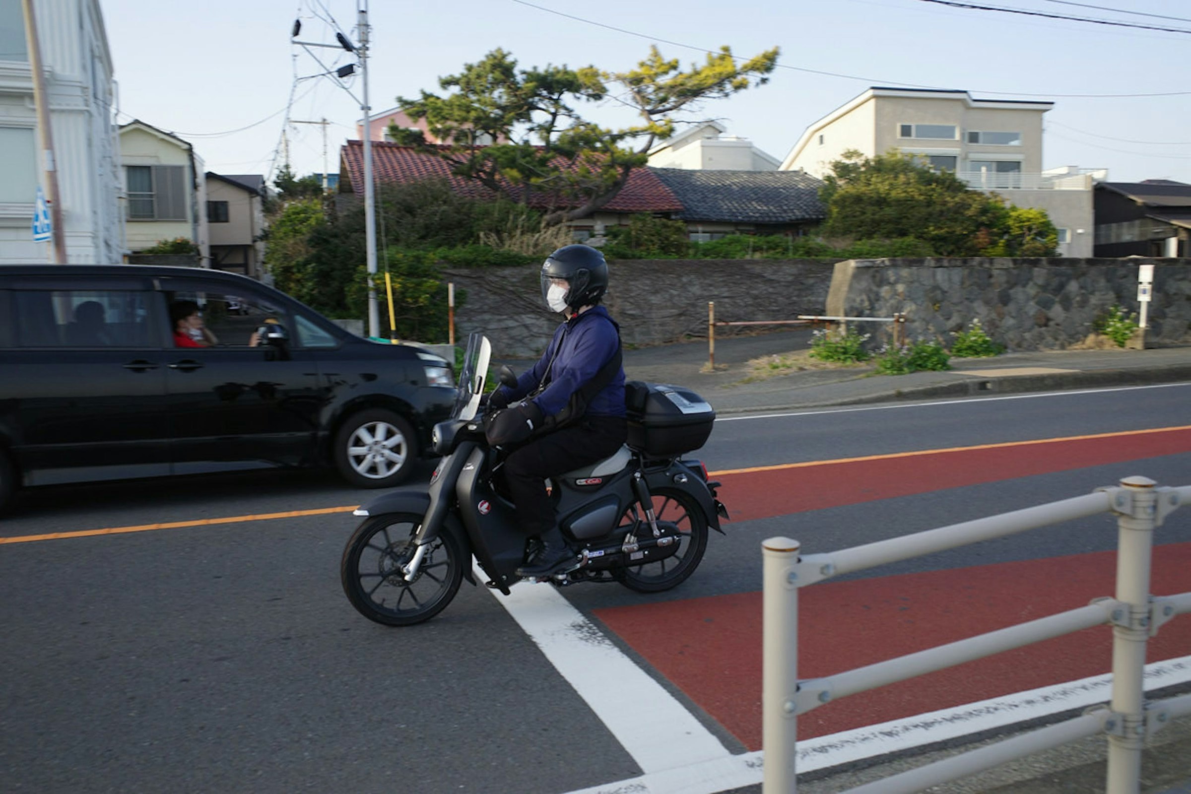 照片中提到了83、2，包含了摩托車、數碼相機、攝影膠卷、理光、相機