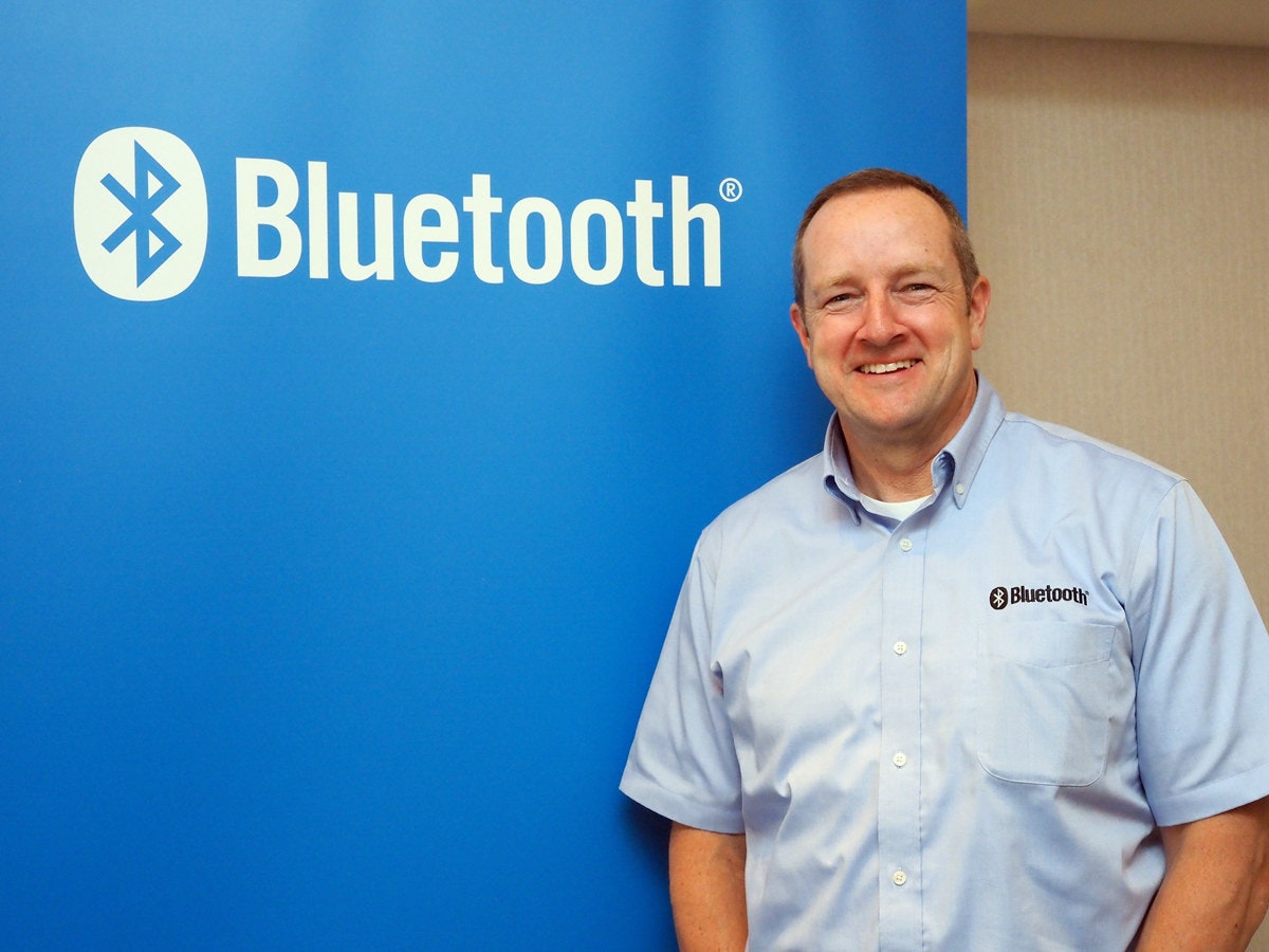 照片中提到了Bluetooth®、Bluetooth®，包含了藍牙、T恤衫、公共關係、商業、產品