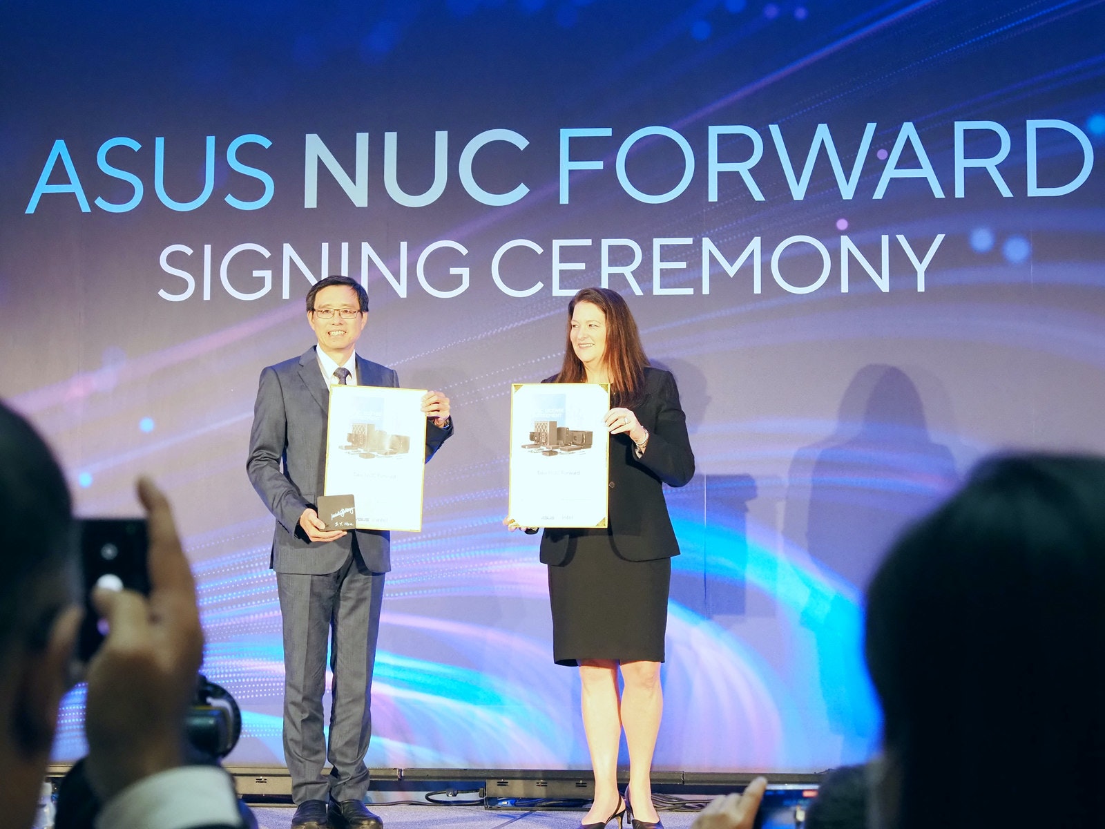 照片中提到了ASUS NUC FORWARD、SIGNING CEREMONY、hany,包含了框架漢利、公共關係、介紹、切爾西足球俱樂部、公開演講
