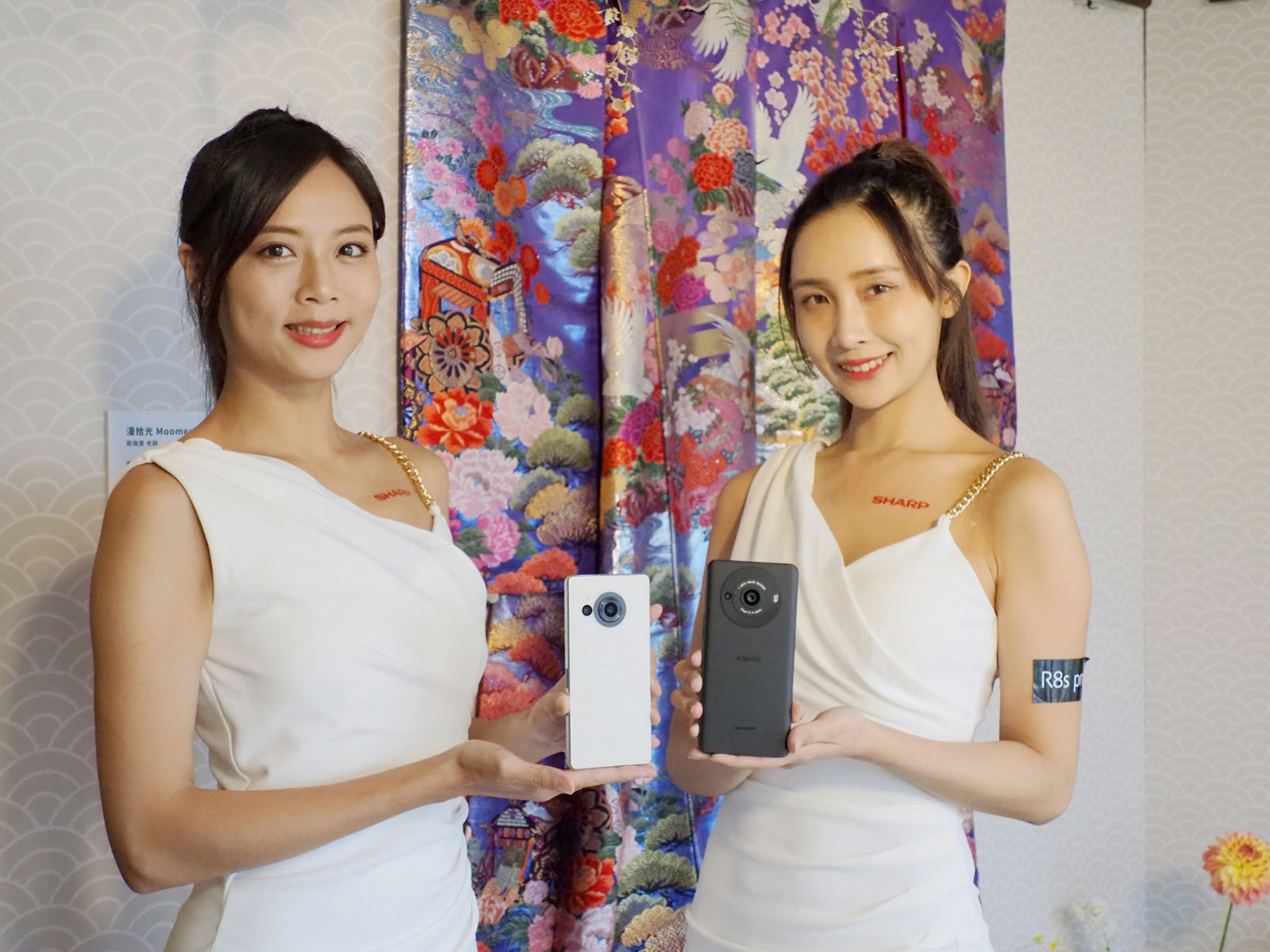 照片中提到了Moome、HAR EN、AQUOS，包含了肩、紡織品、時尚、花、產品