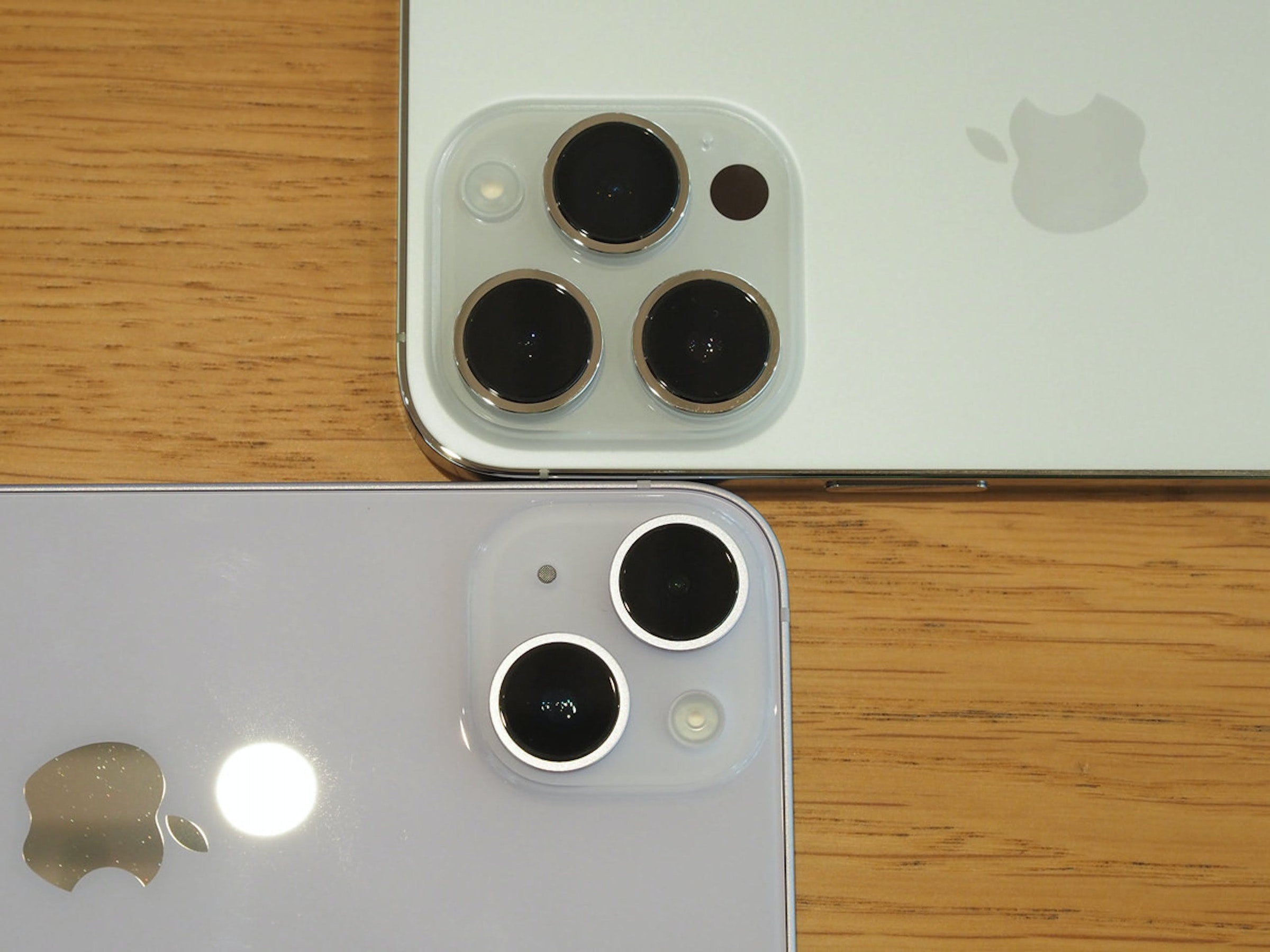 照片中跟蘋果公司。有關,包含了電子產品、iPhone 14 專業版、iPhone 14、蘋果、產品設計