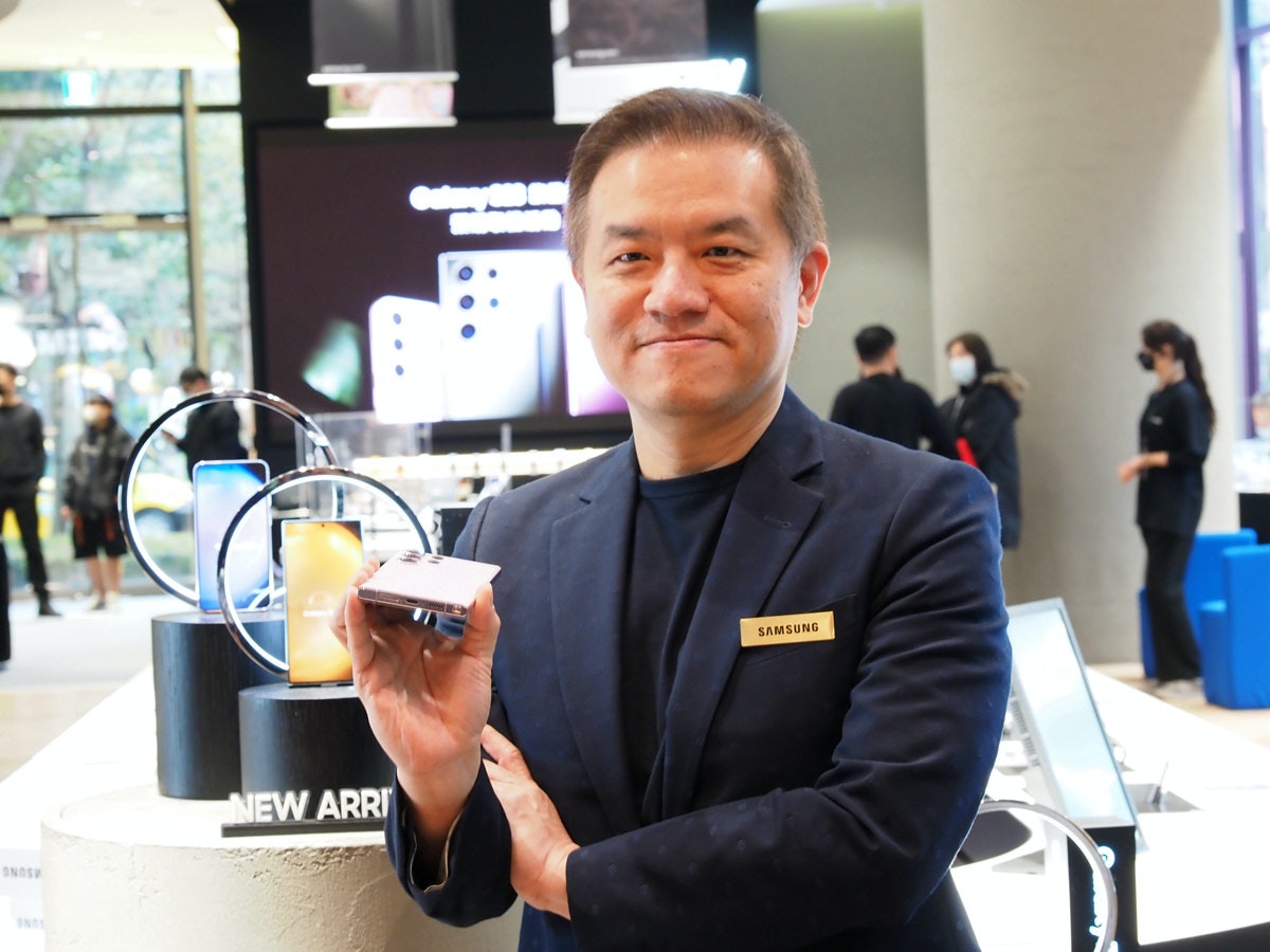 照片中提到了ONDS、NEW ARRI、Onimy n,跟雅芳產品有關,包含了通訊、通訊、企業家