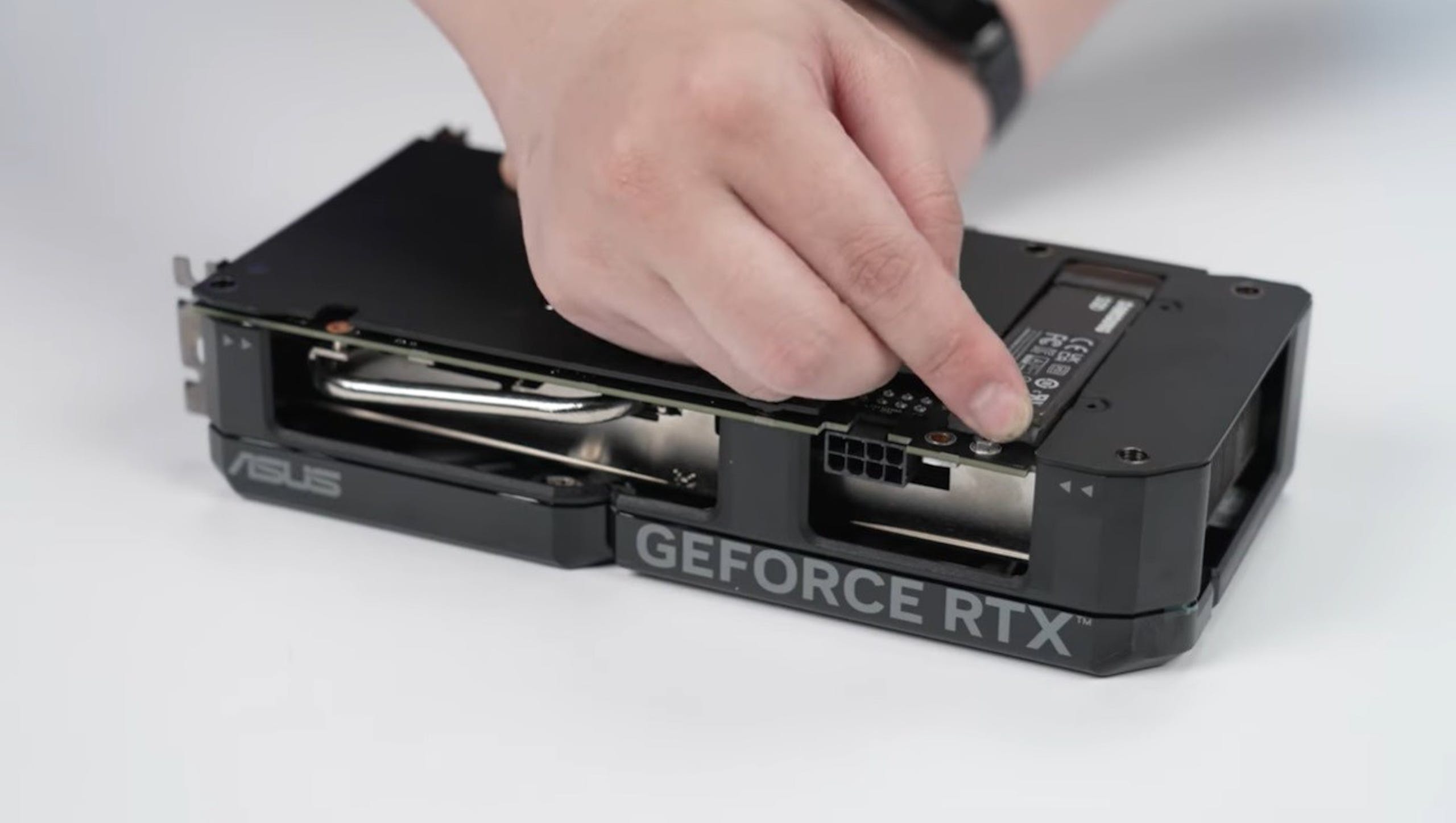 照片中提到了ASUS、GEFORCE RTX™，跟華碩有關，包含了相機配件、顯示卡、固態硬盤、華碩、M.2