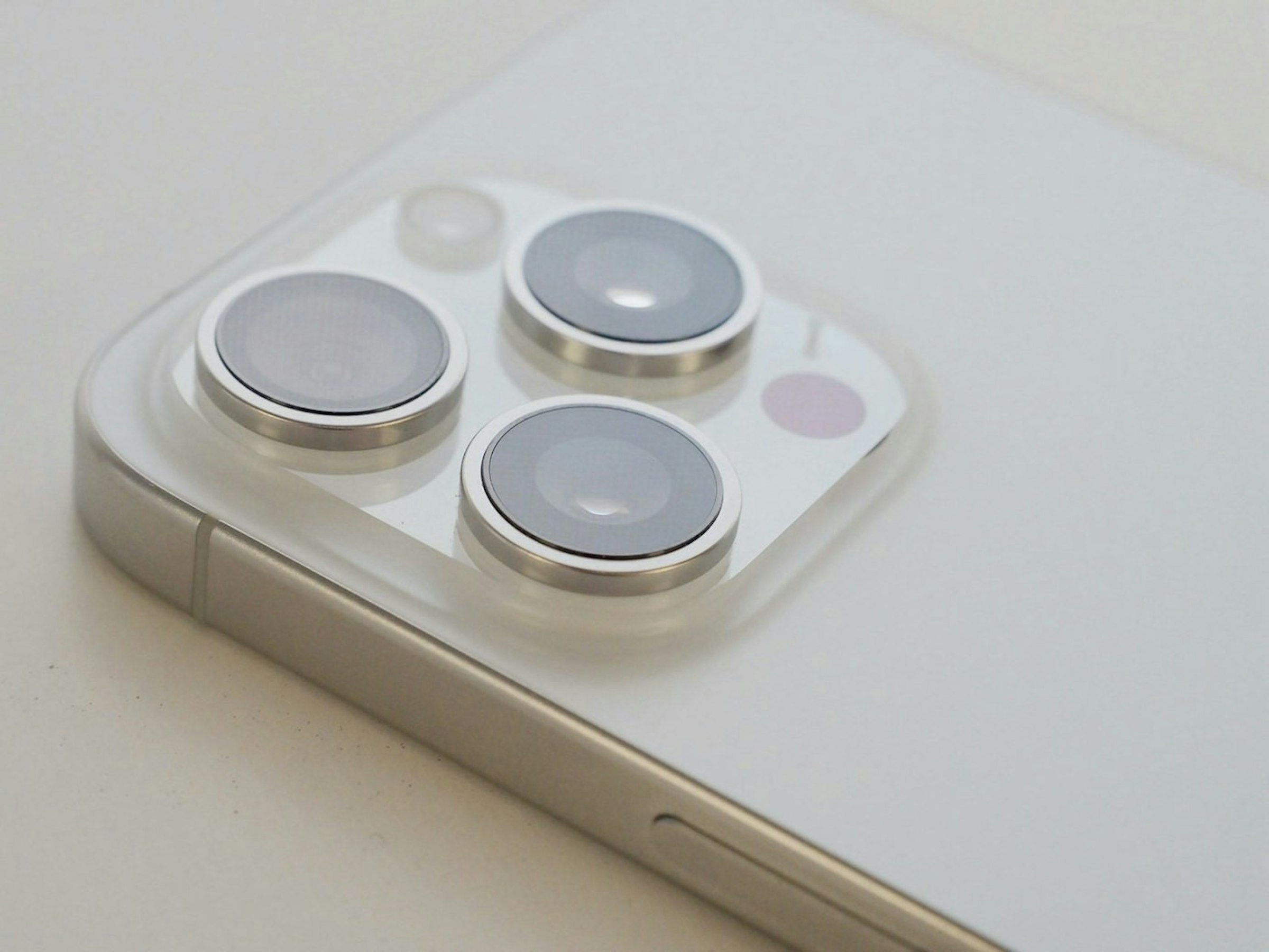 照片中提到了00，包含了電子產品、蘋果 iPhone 15 Plus、iPhone 12、iPhone 15 專業版、iPhone 14 專業版