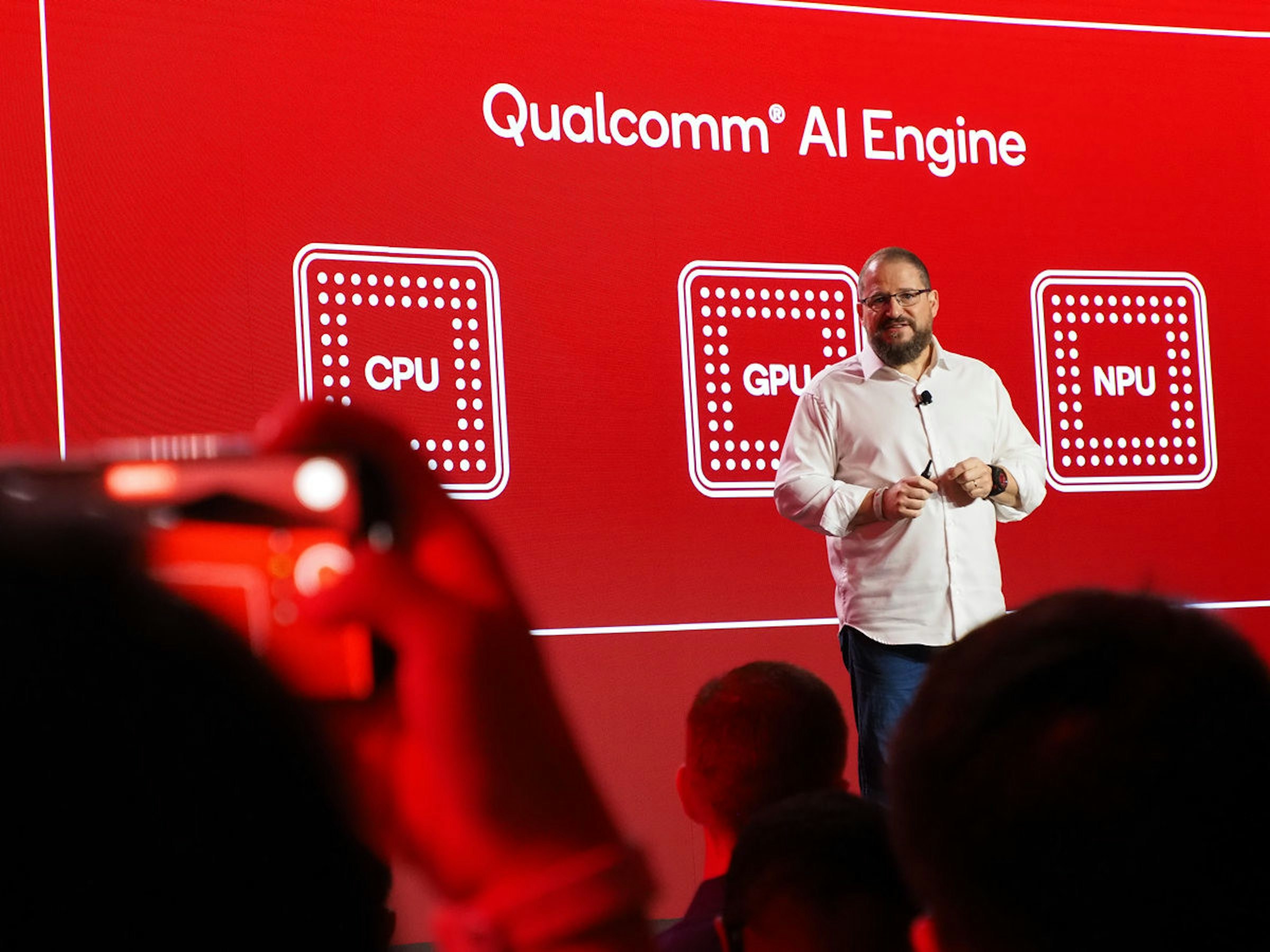 照片中提到了CPU、Qualcomm Al Engine、GPU，包含了通訊、公共關係、介紹、文本、公開演講