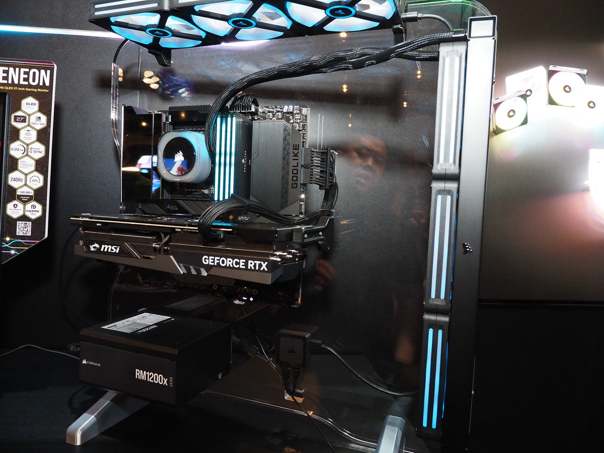 照片中提到了ENEON、40 OLED 27-inch Gaming Monitor、27,包含了唐人街 - 悉尼、阿里山唐人街、電腦機箱、電腦硬件、電子產品