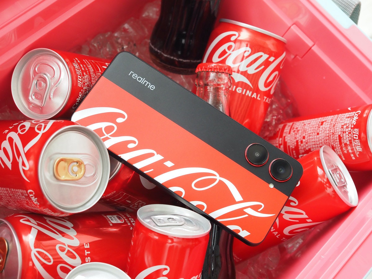 照片中提到了6、Coke、STE,跟弗雷亞有關,包含了可口可樂、可口可樂、可樂、鋁罐、車輛設計師