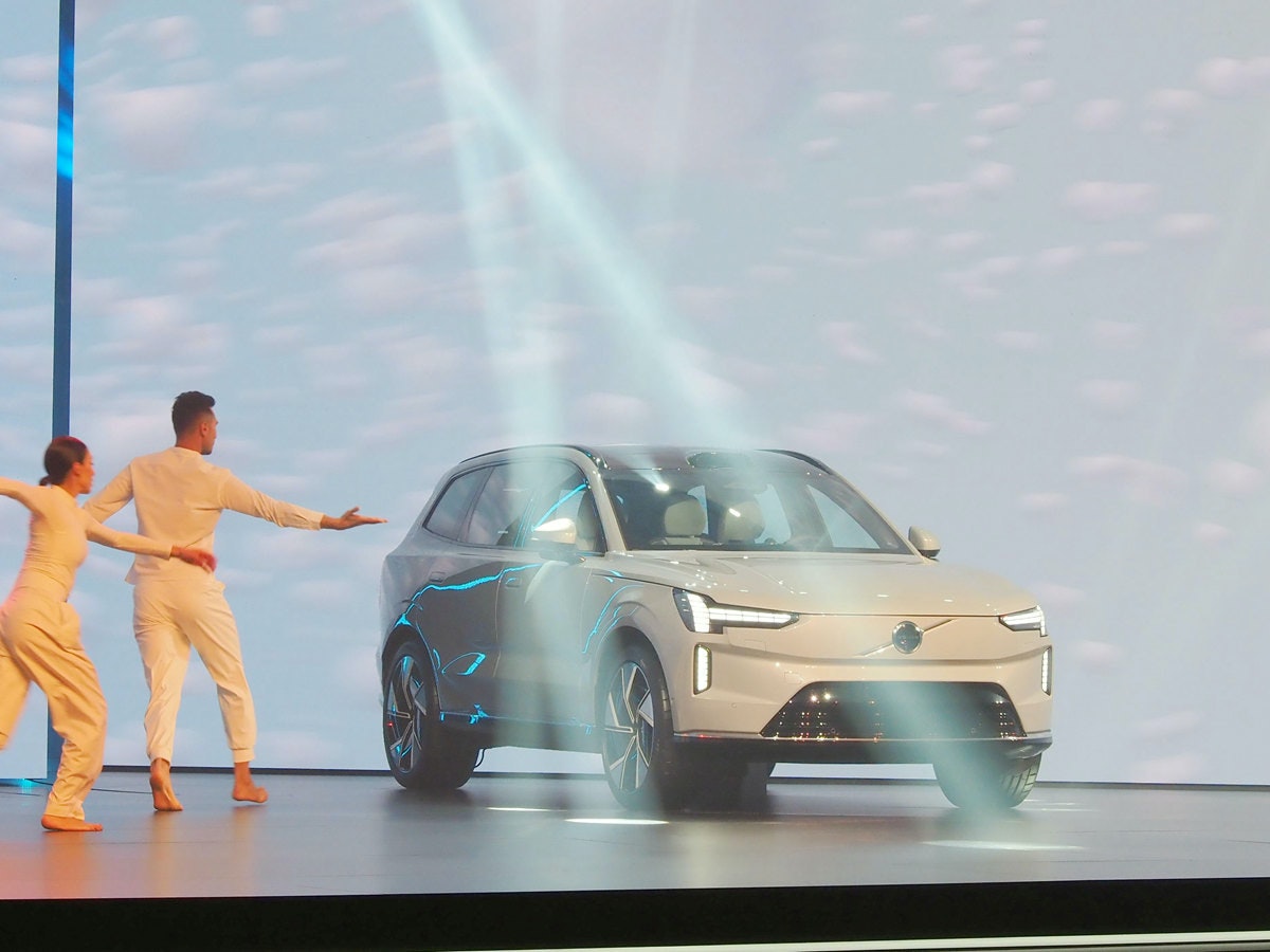 照片中包含了車門、汽車、跑車、中型車、摩托車