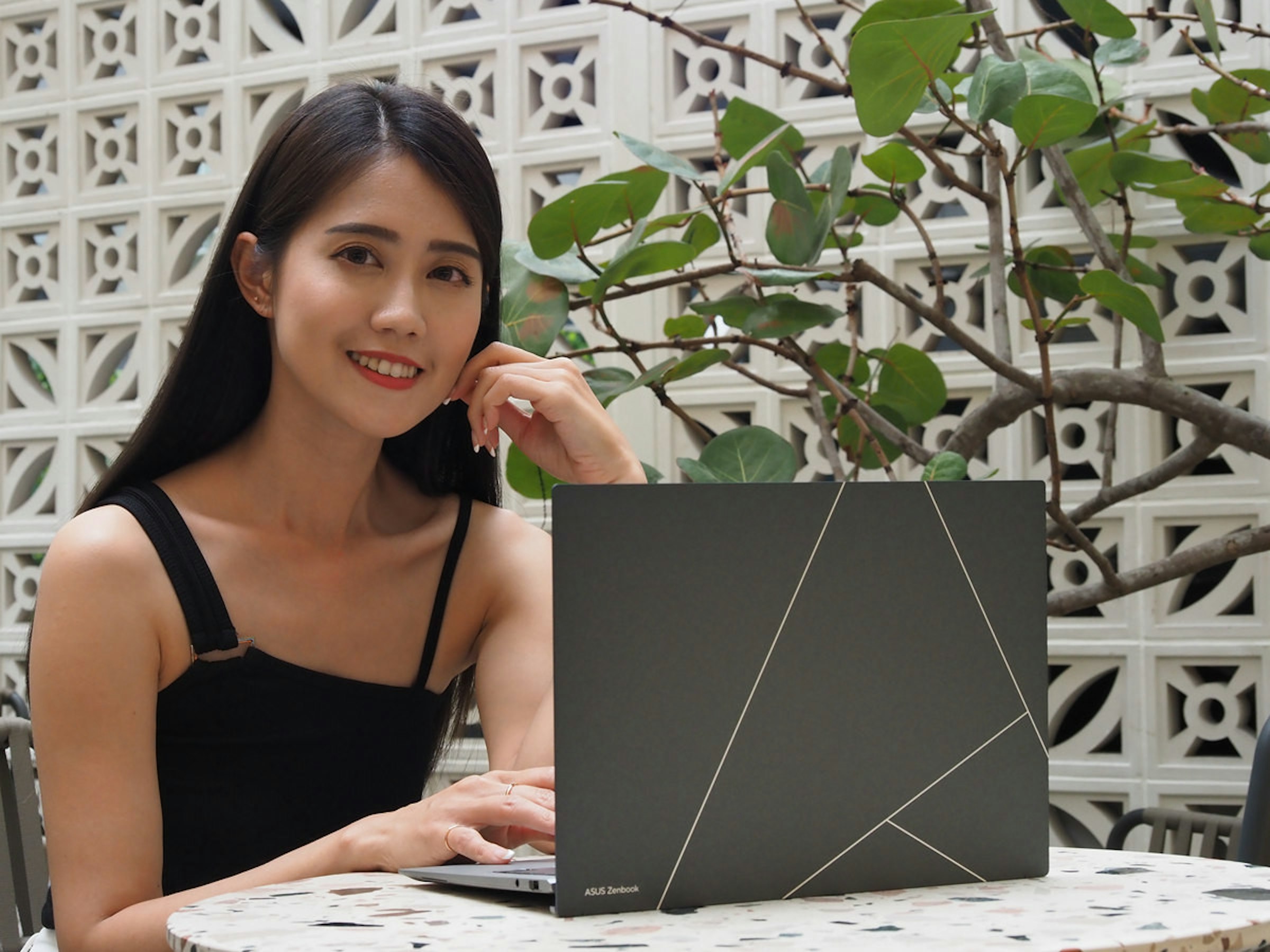 照片中提到了ASUS Zenbook，包含了女孩、黑髮、頭髮