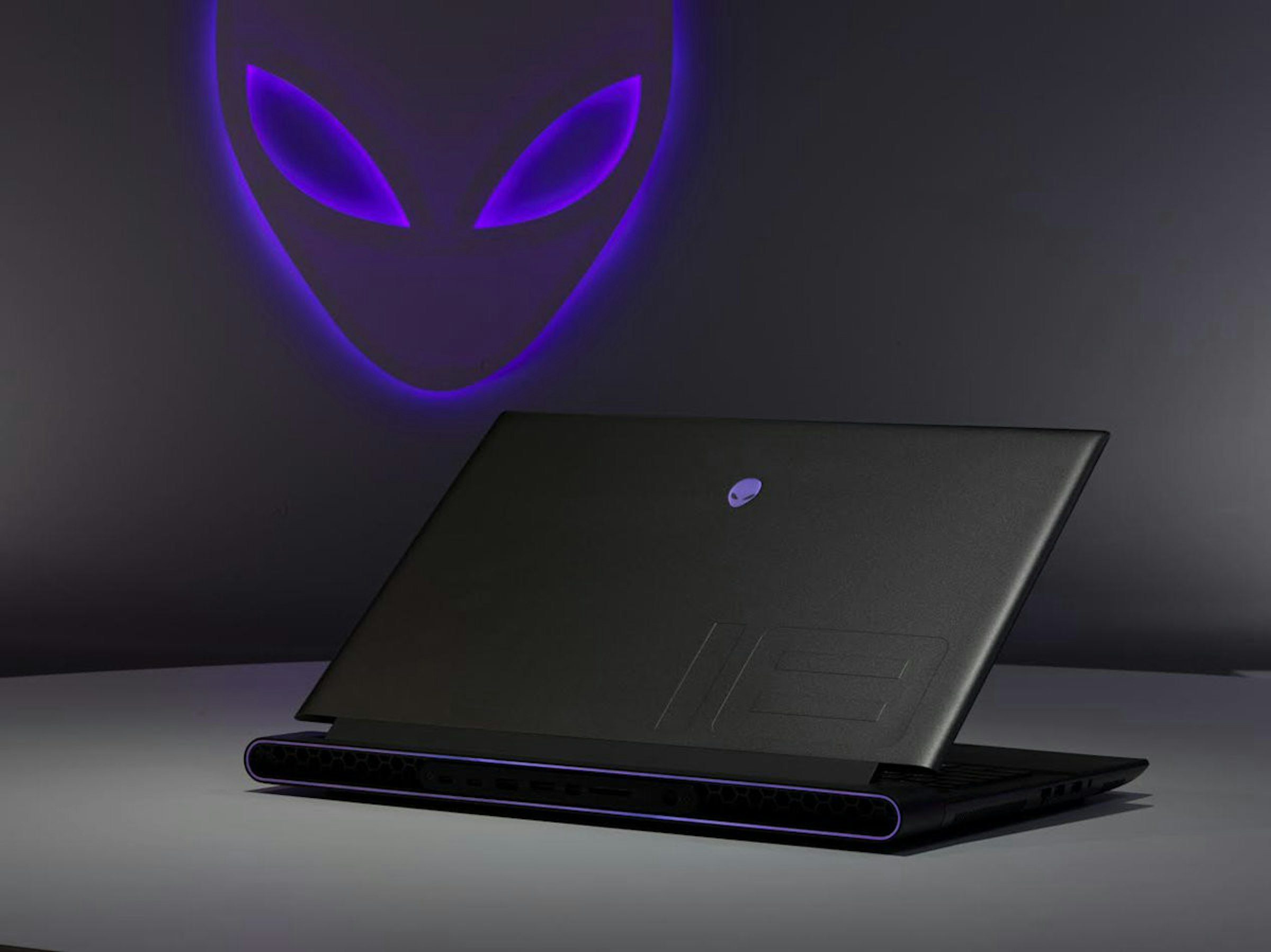 照片中包含了筆記本電腦、戴爾 Alienware M18 R1 18 I9-13900hx 2tb Ssd/rtx 4080 遊戲筆記型電腦、戴爾 Alienware m15 R7 遊戲筆記型電腦、遊戲筆記本電腦、戴爾電腦